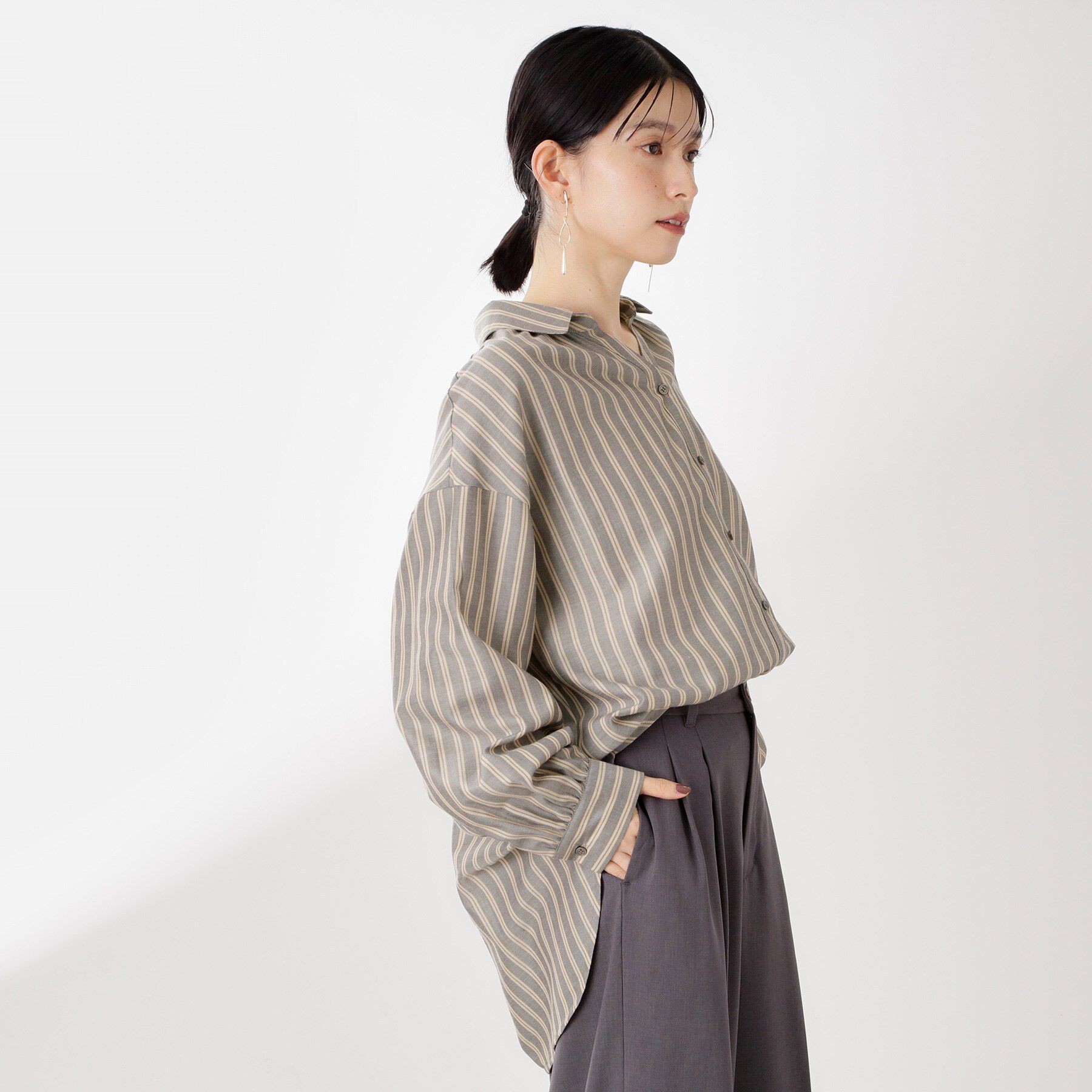 THE SHOP TK「【後ろ姿もサマになる】ストライプ バックシャーリングシャツ/体型カバー/洗える」|シャツ・ブラウス|