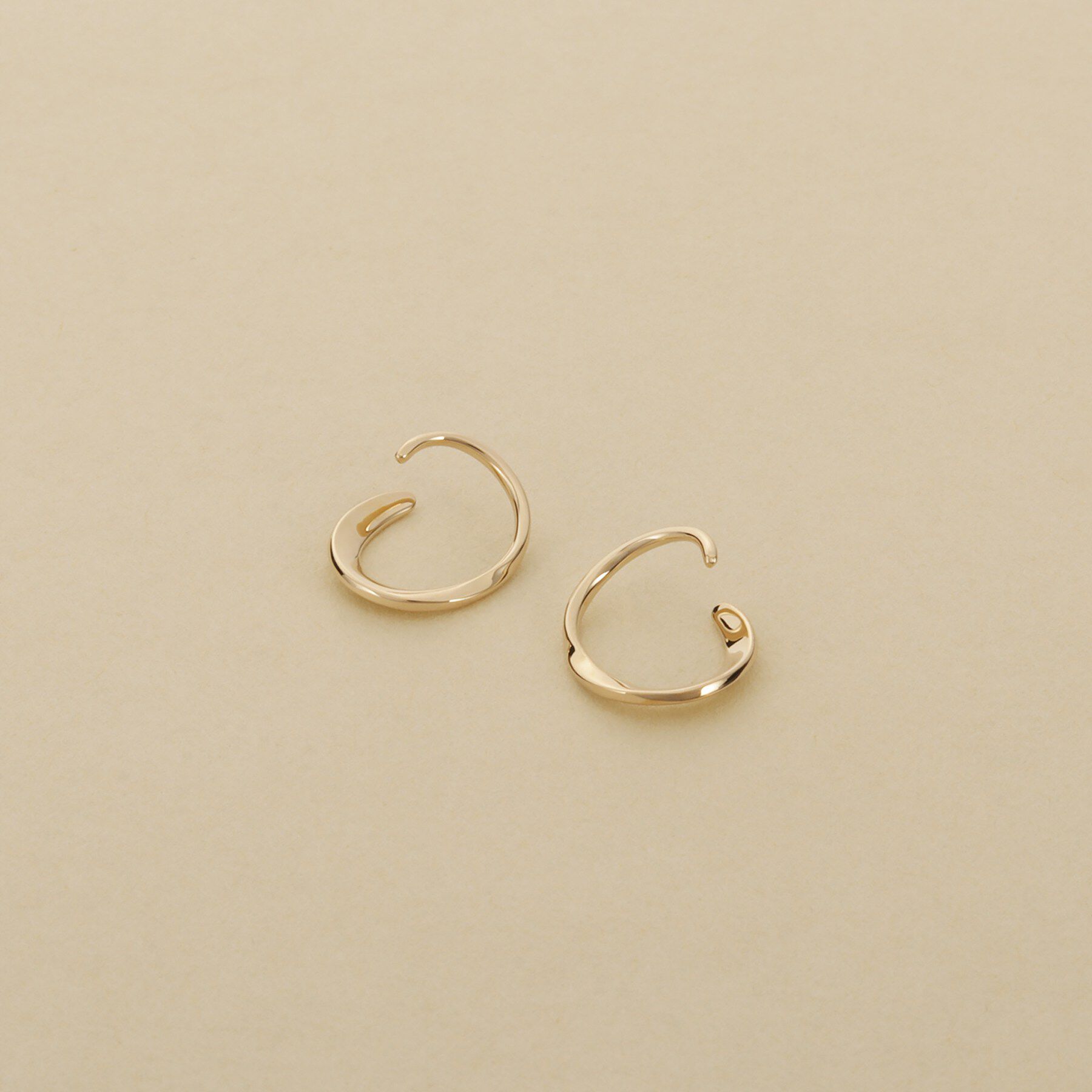 COCOSHNIK ONKITSCH「K10ツイステッドフープピアス」|ピアス|