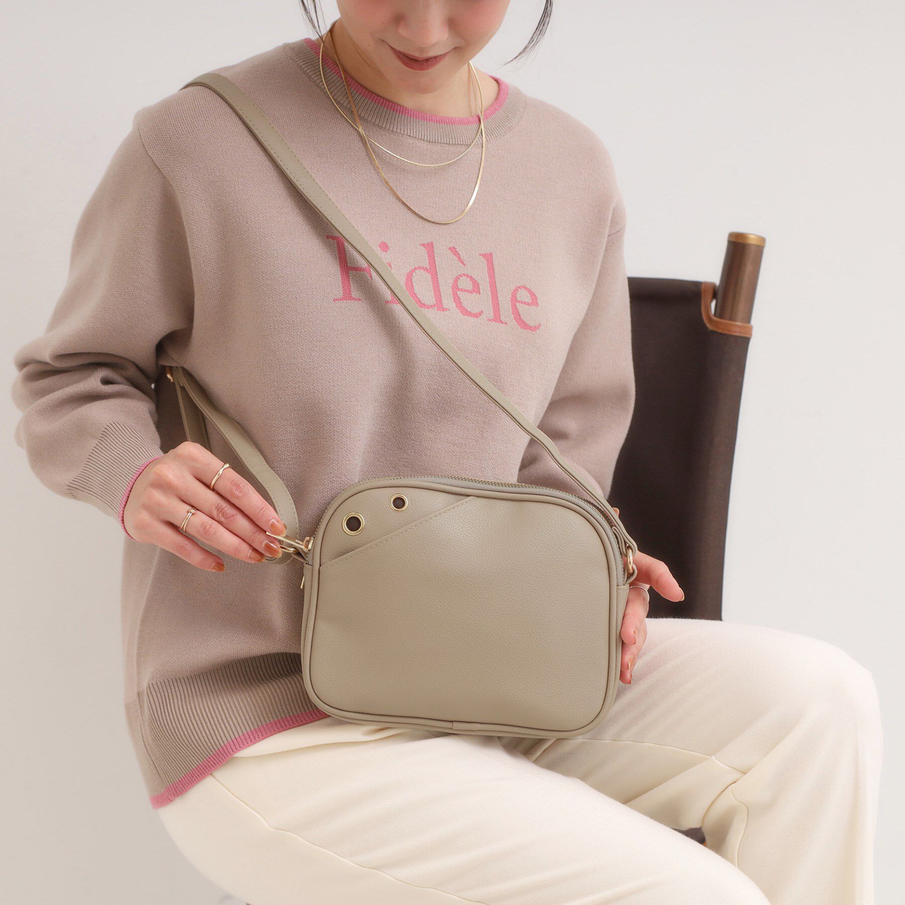 SHOO･LA･RUE「ハトメボックスショルダーバッグ」|ショルダー・メッセンジャー|グレージュ(050)