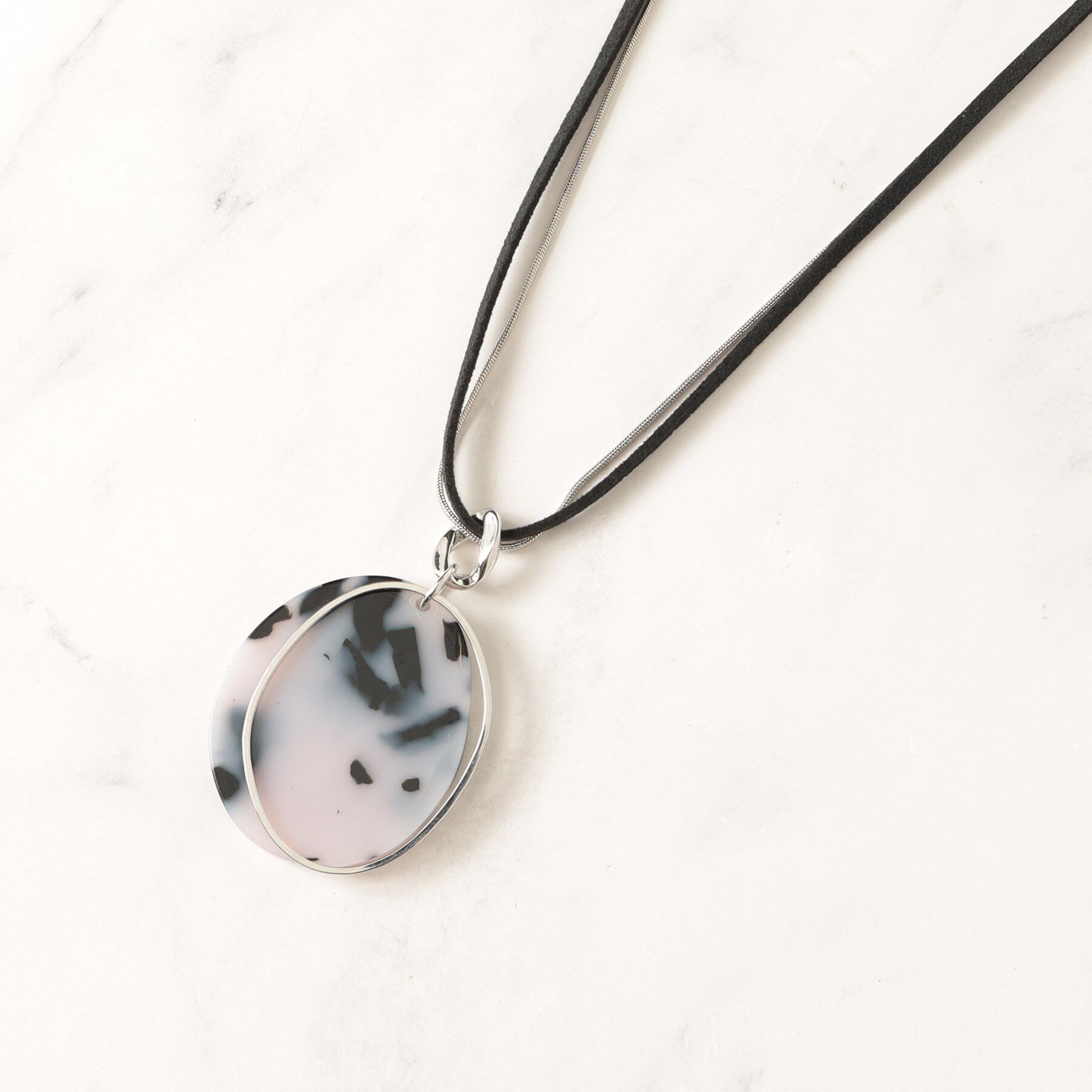 SHOO･LA･RUE「スエード紐＆スネークモチーフネックレス」|ネックレス|グレー(012)