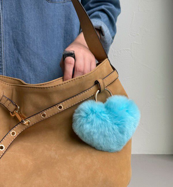 fredy emue「ファーハートチャーム」|チャーム・キーホルダー|ライトブルー