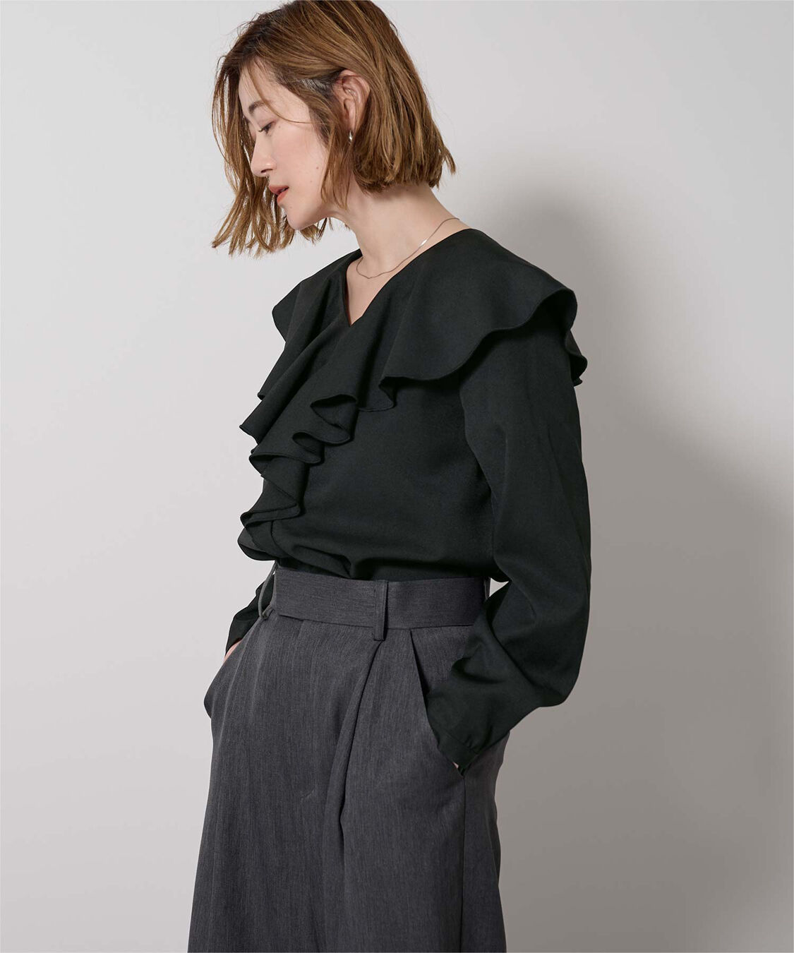 ur's「Vネックラッフルブラウス」|シャツ・ブラウス|