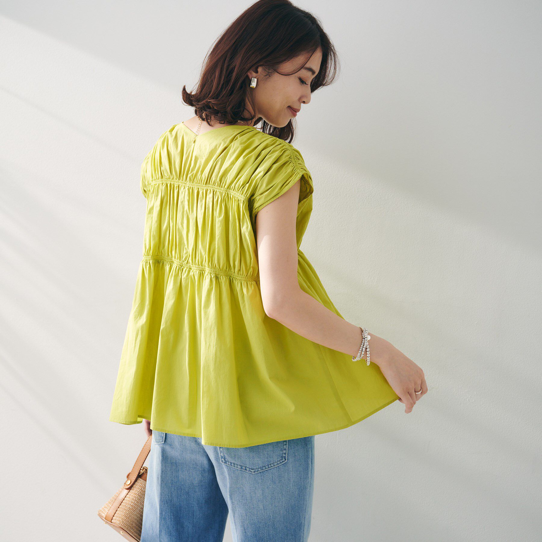 UNTITLED「【コットン100/洗える/トレンド】シャーリングブラウス」|シャツ・ブラウス|