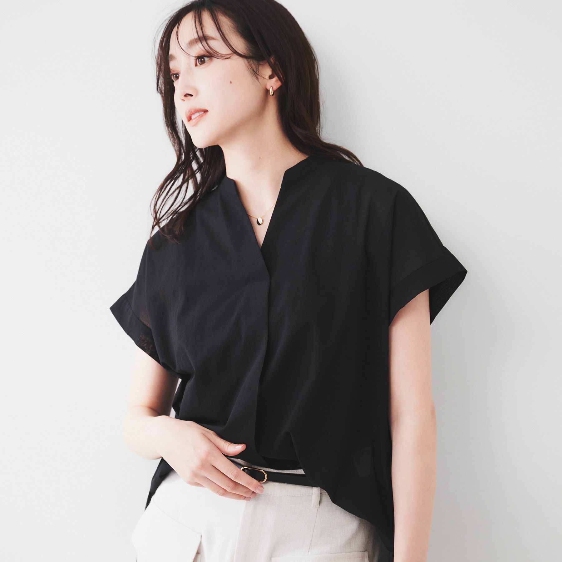 UNTITLED「【洗える/スキッパー】フレンチスリーブシアーブラウス」|シャツ・ブラウス|ブラック(019)