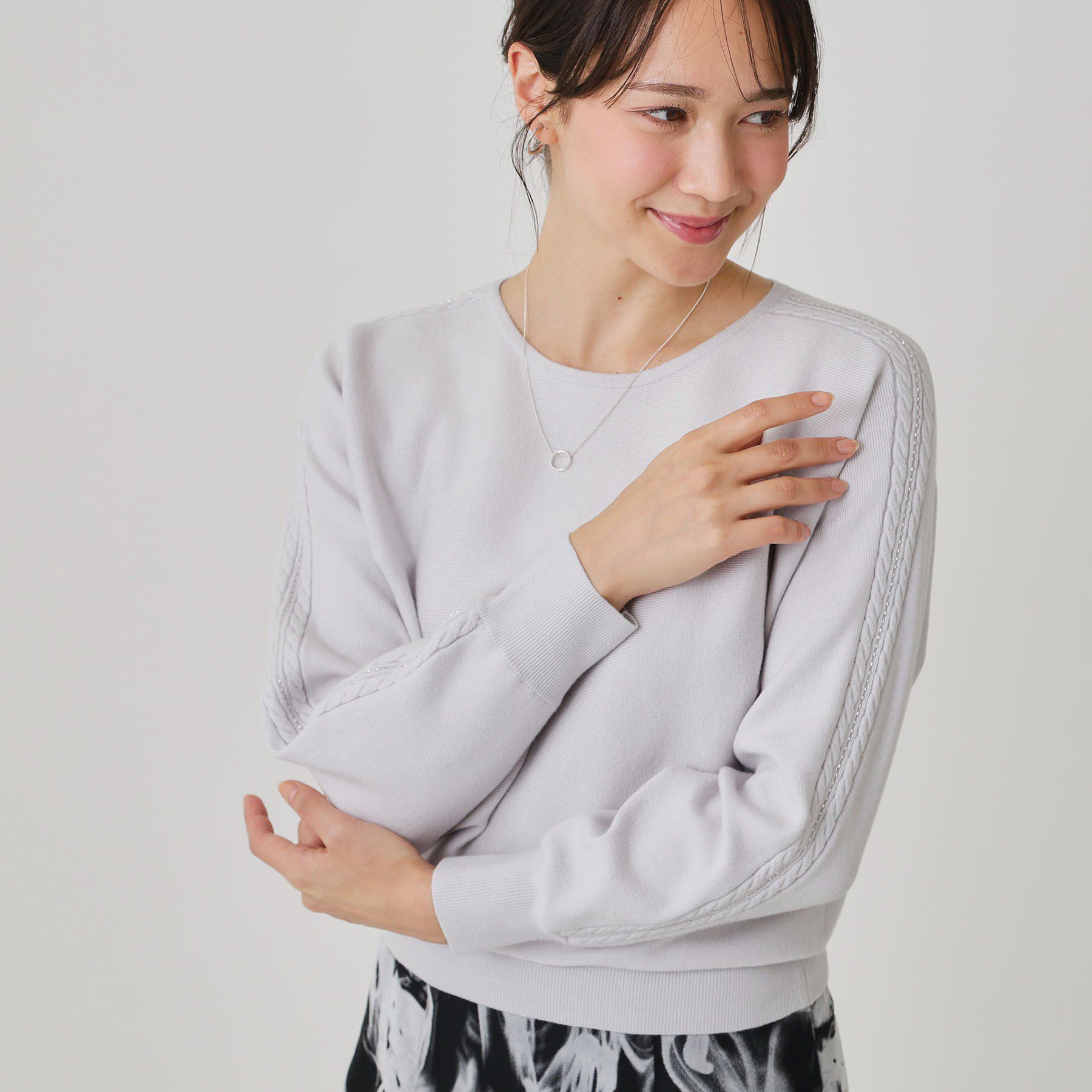 COUP DE CHANCE「【手洗い可】ケーブルビーズ袖デザインニット」|ニット・セーター|ライトグレー(011