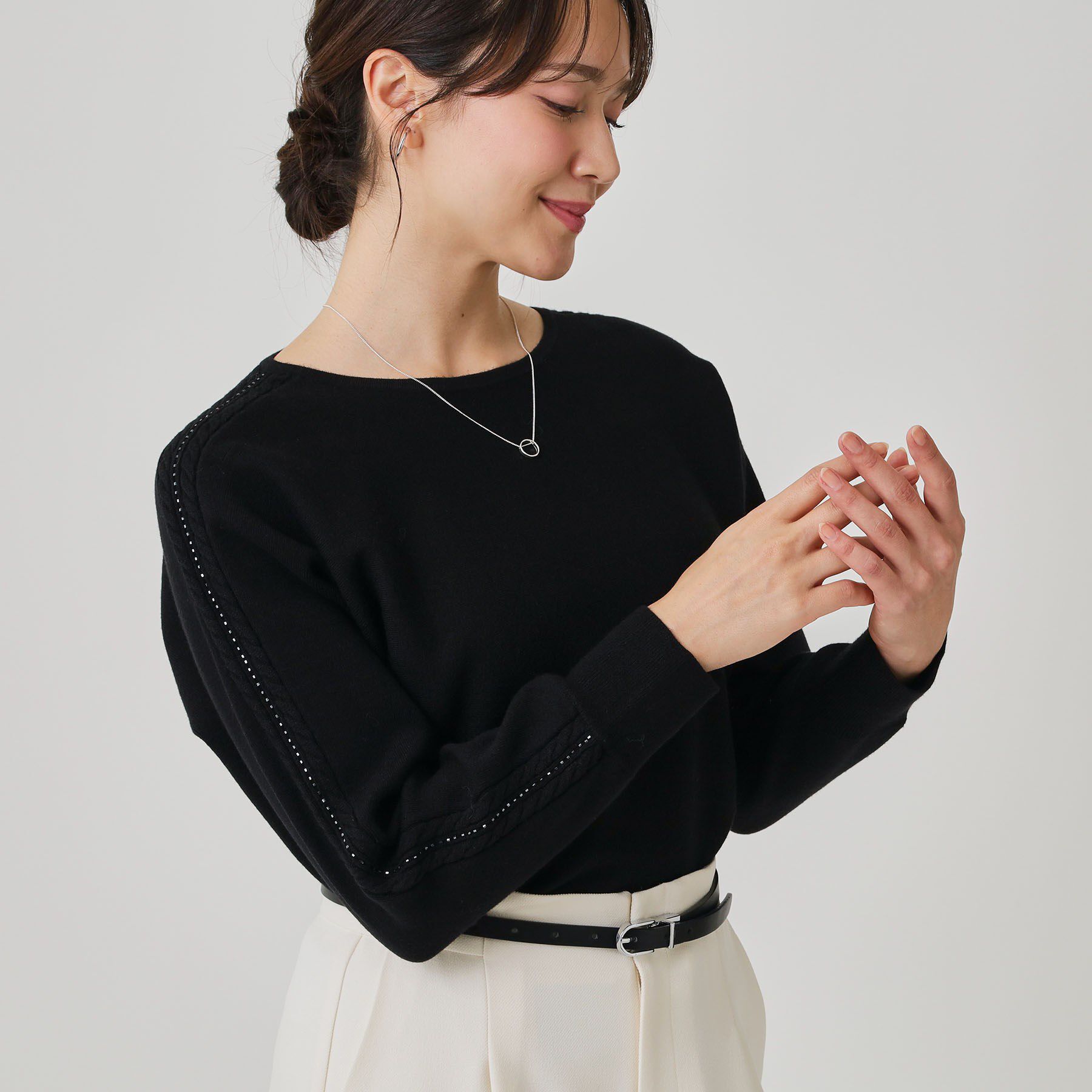 COUP DE CHANCE「【手洗い可】ケーブルビーズ袖デザインニット」|ニット・セーター|ブラック(019)