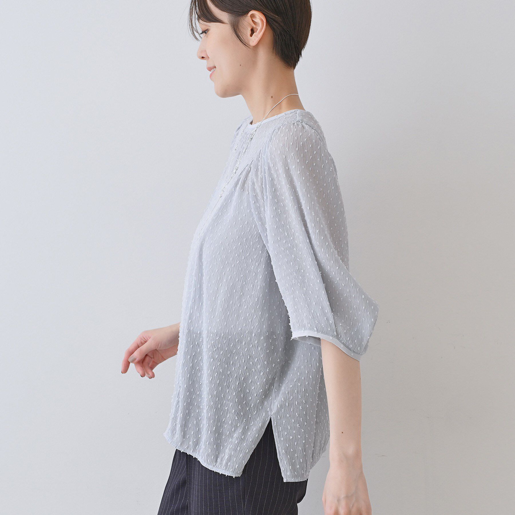 INDIVI「【洗える／ドット柄／凹凸素材】袖コンシャスドルマンブラウス」|シャツ・ブラウス|