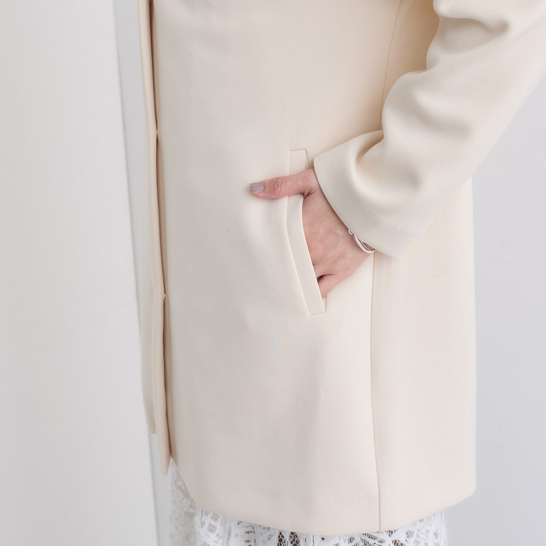 INDIVI「【秋／軽羽織り】ノーカラーミドル丈ライトコート」|ノーカラージャケット|