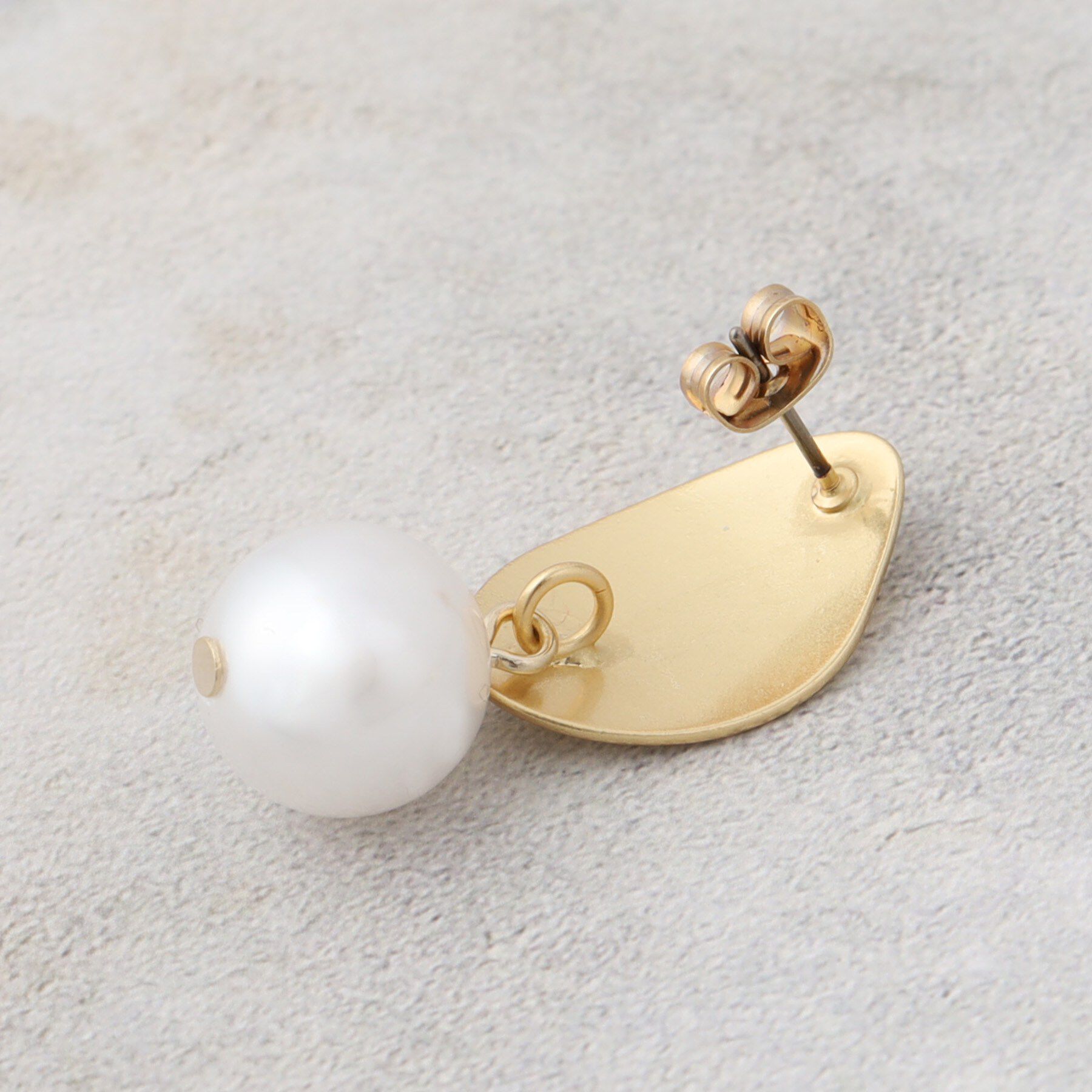 OPAQUE.CLIP「メタル&times;フェイクパール ボリュームピアス」|ピアス|