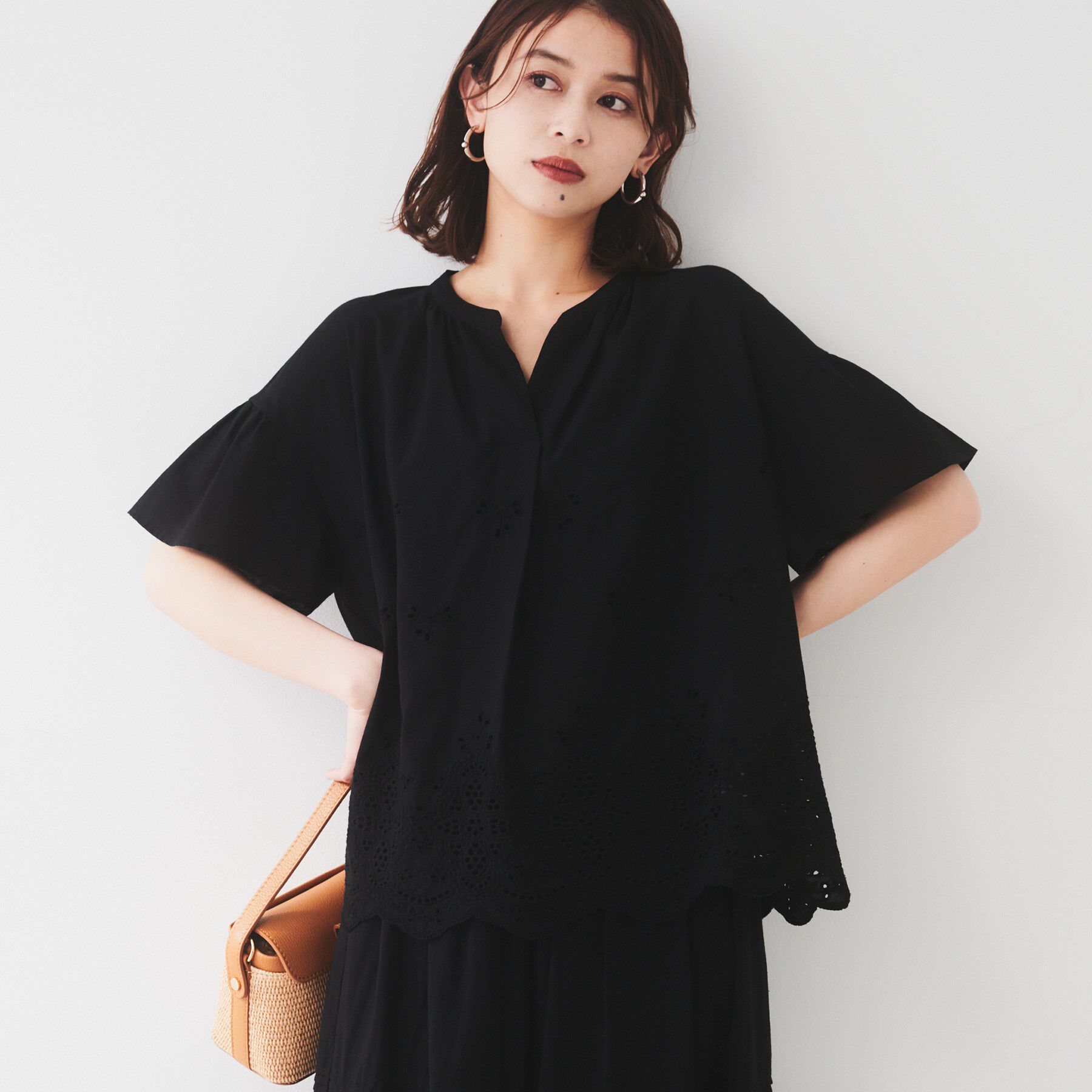 UNTITLED「【セットアップ可/コットン100】スカラップ刺繍ブラウス」|シャツ・ブラウス|ブラック(019)