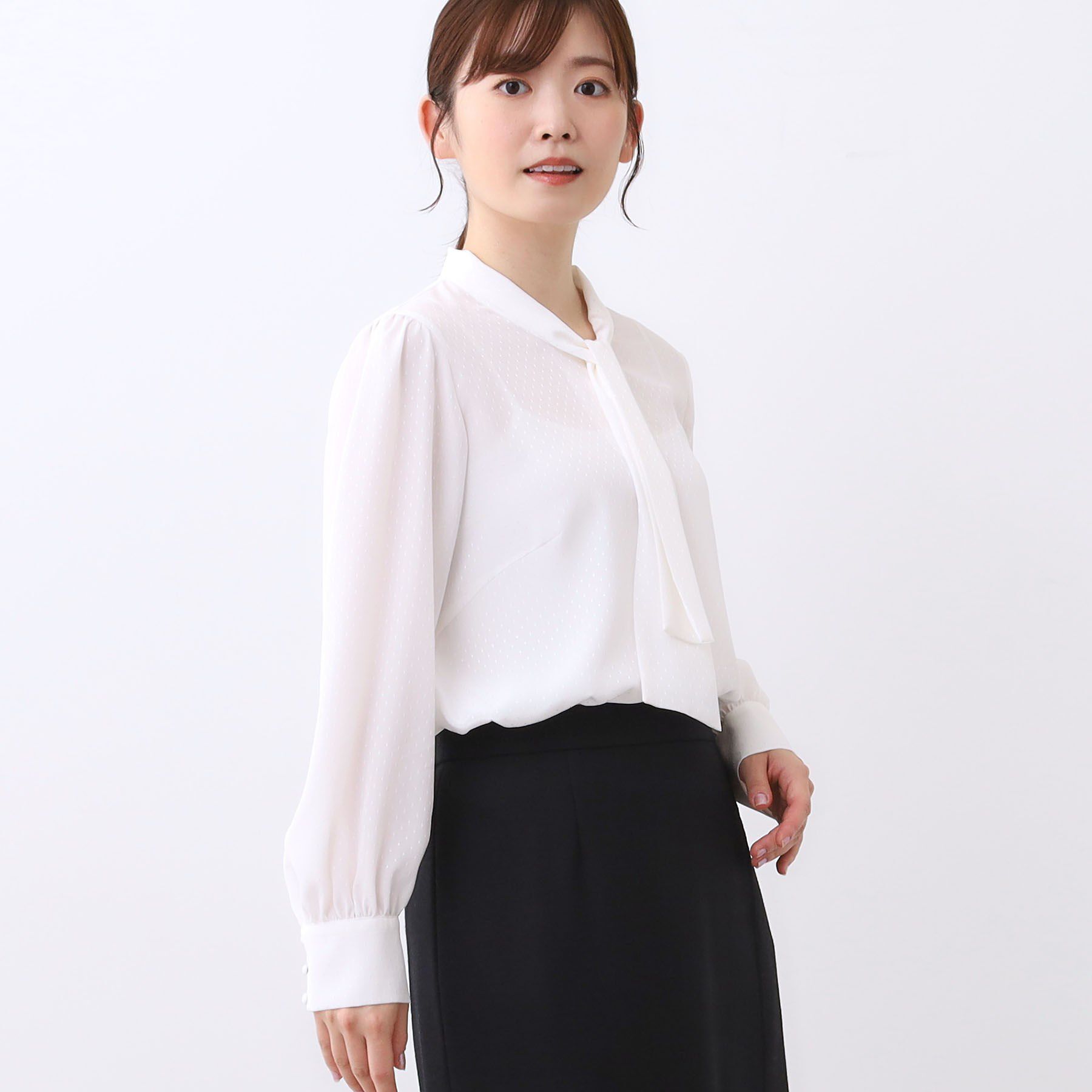Reflect「【きちんと見え／通勤／セレモニーにおすすめ◎】ドット柄ボウタイブラウス」|シャツ・ブラウス|オフホワイト(003