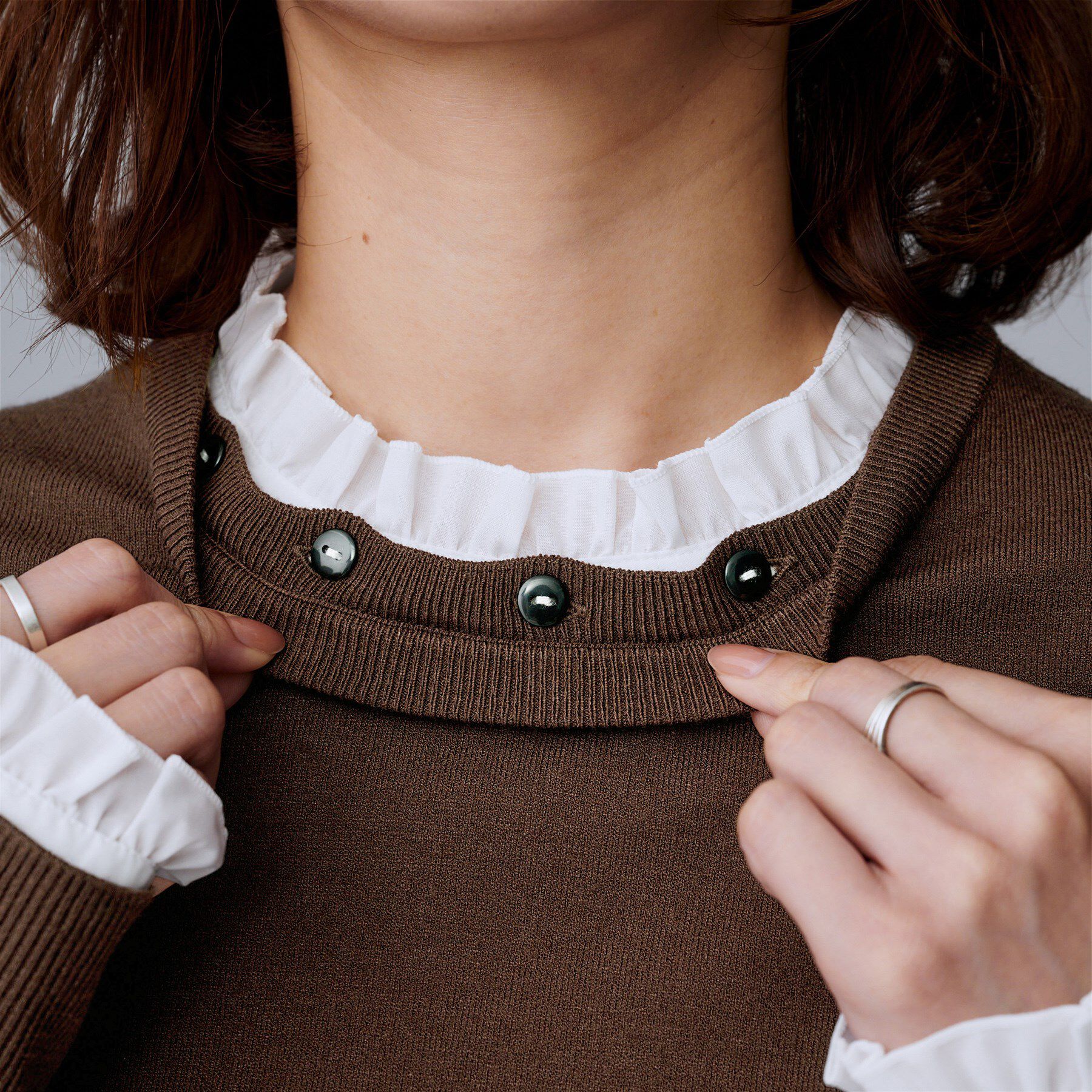 UNTITLED「【フリル取り外し可/きれいめエレガント】フリルシャツレイヤード風ニット」|ニット・セーター|