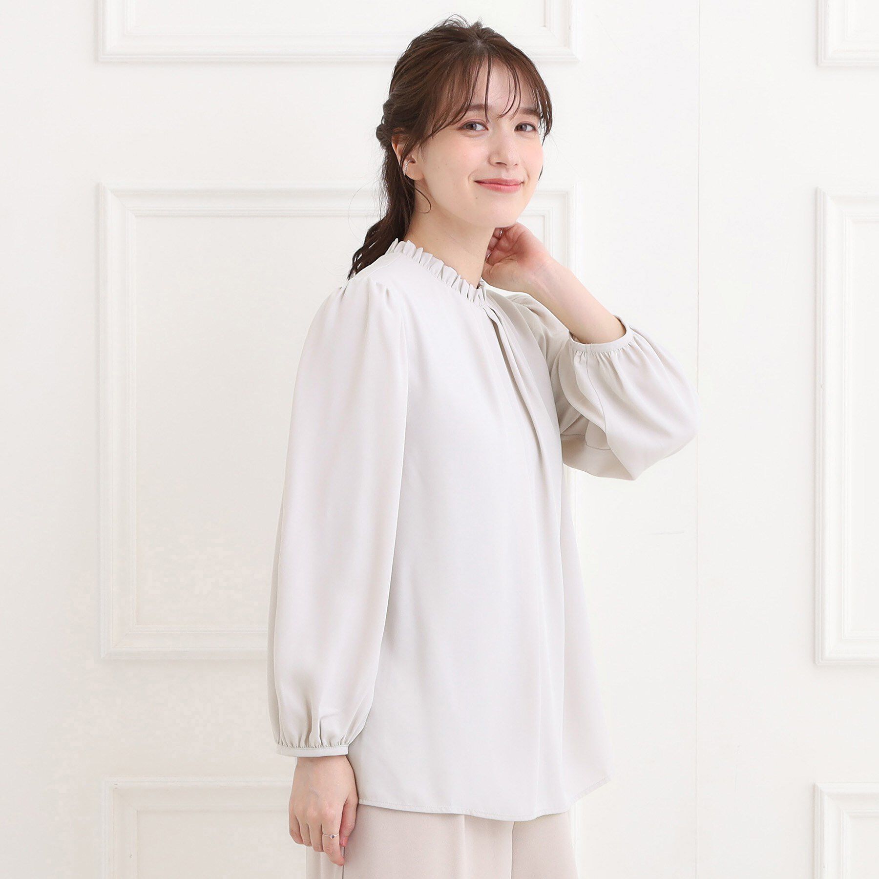 SHOO･LA･RUE「【洗濯機可/裏地つき】プチフリルで上品に クルーネックブラウス」|シャツ・ブラウス|