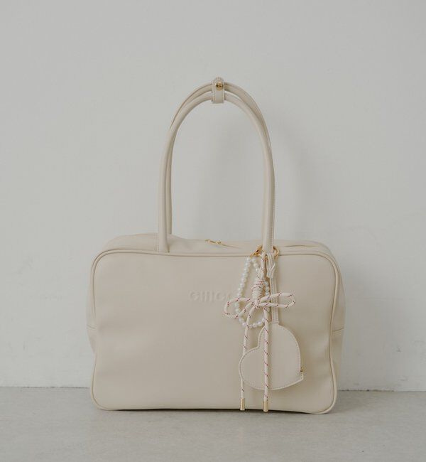  「【2サイズ展開】チャーム付きスクエアボストンバッグ【タブレット端末収納可能】」|ボストンバッグ|アイボリー