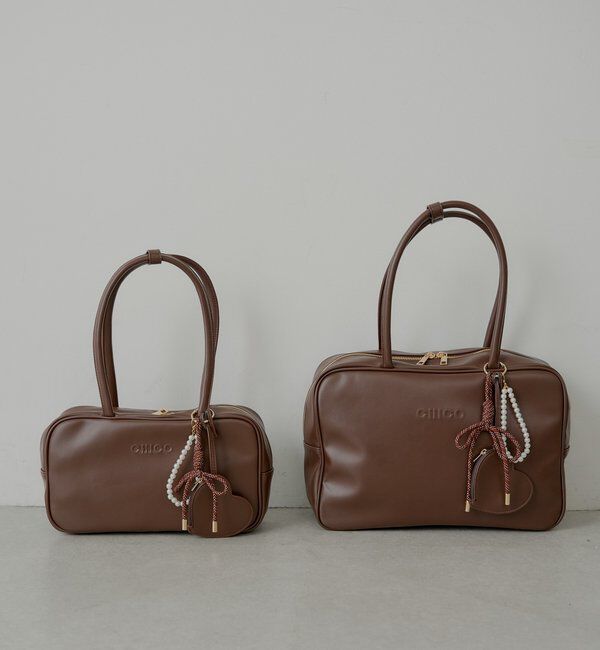  「【2サイズ展開】チャーム付きスクエアボストンバッグ【タブレット端末収納可能】」|ボストンバッグ|ブラウン