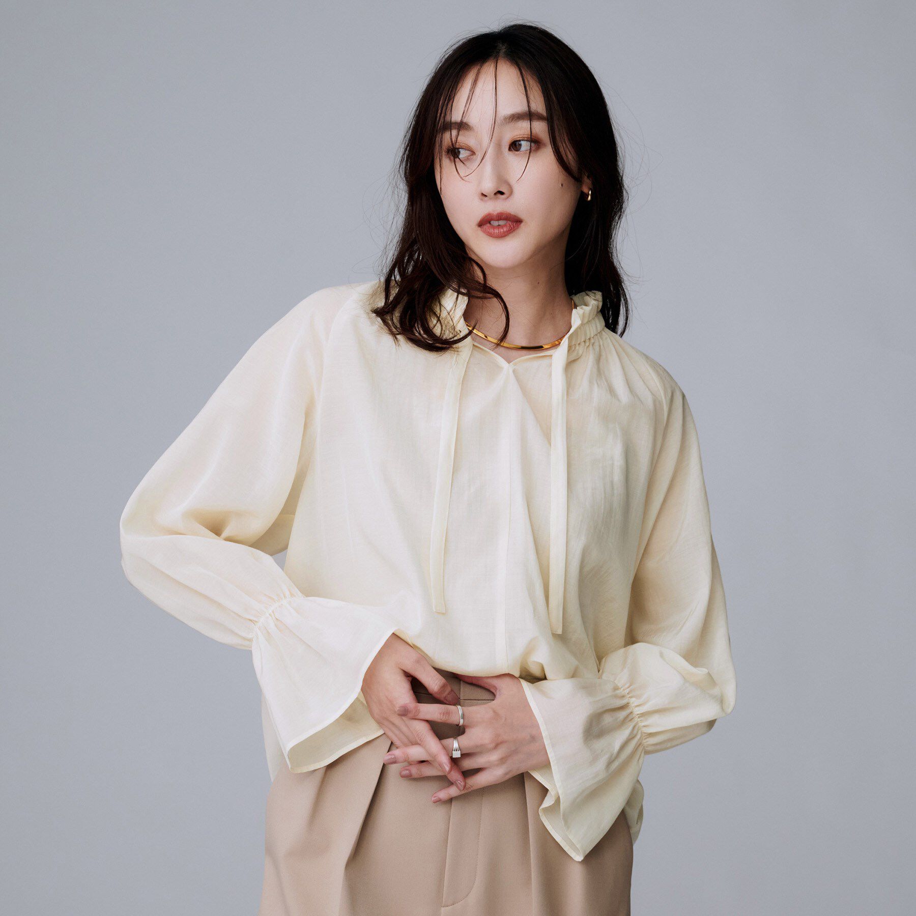 UNTITLED「【キャンディスリーブ/エレガント】フリルギャザーネックブラウス」|シャツ・ブラウス|アイボリー(004)