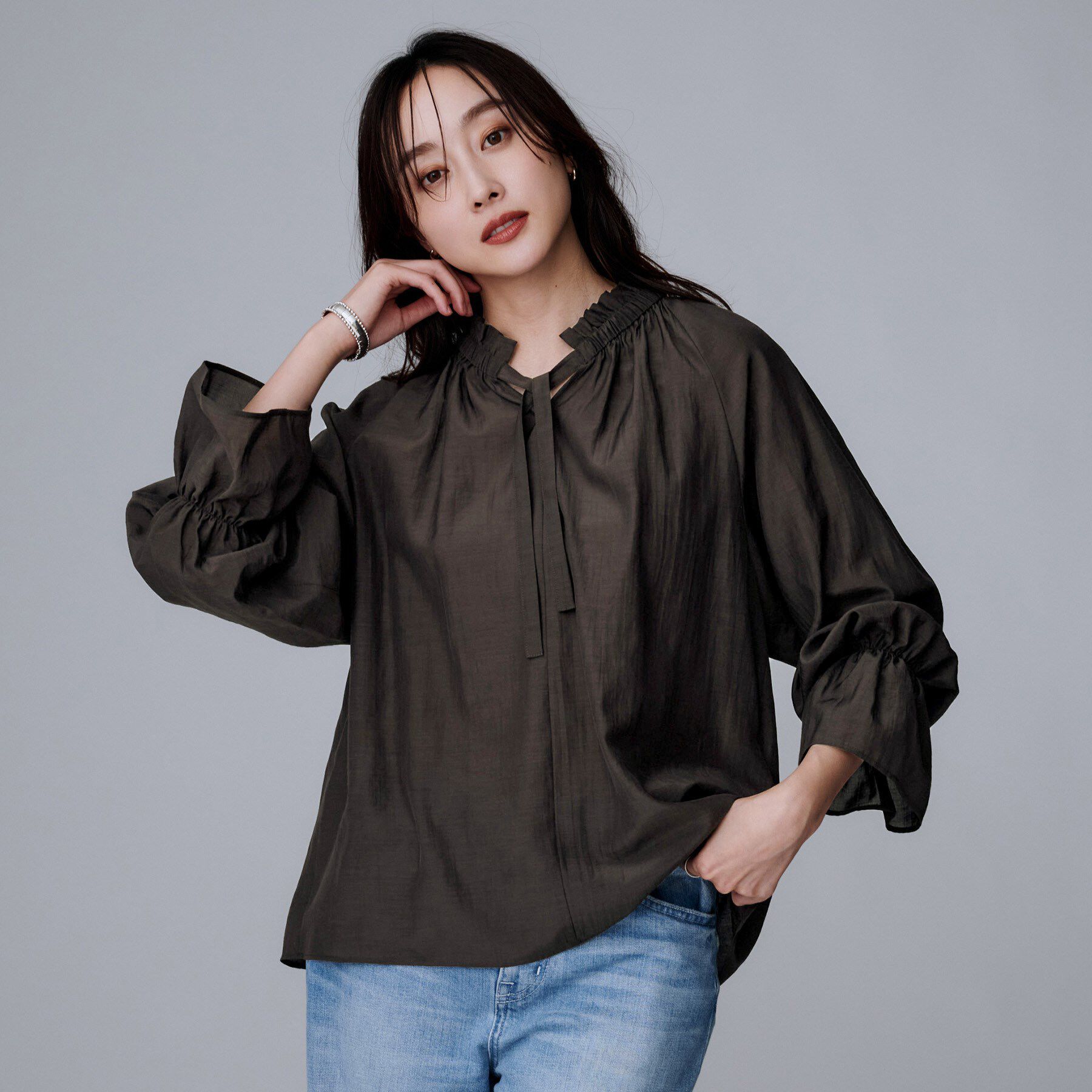 UNTITLED「【キャンディスリーブ/エレガント】フリルギャザーネックブラウス」|シャツ・ブラウス|ブラウン(044)