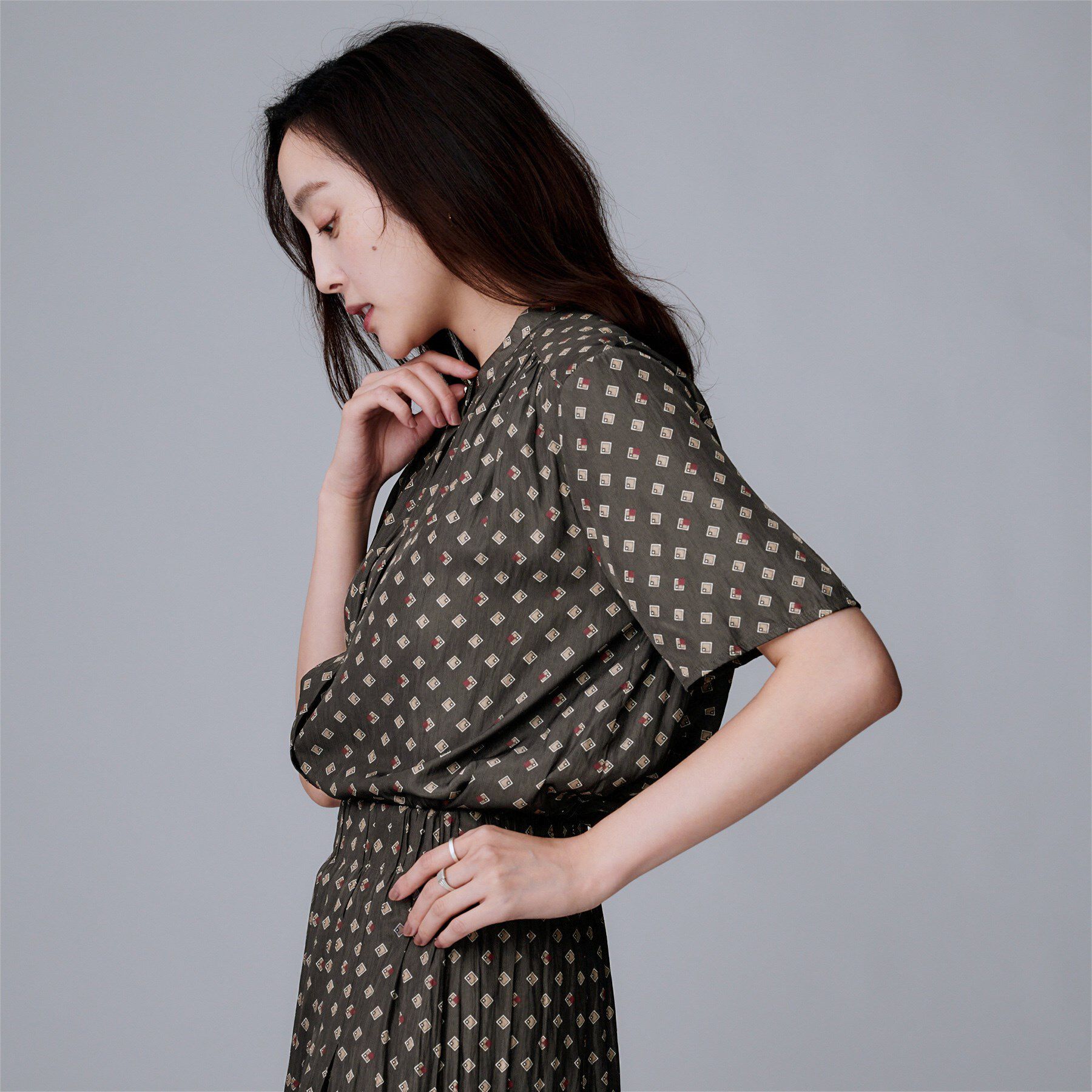 UNTITLED「【セットアップ可/リラクシー/通勤】スクエアジオメ柄ブラウス」|シャツ・ブラウス|