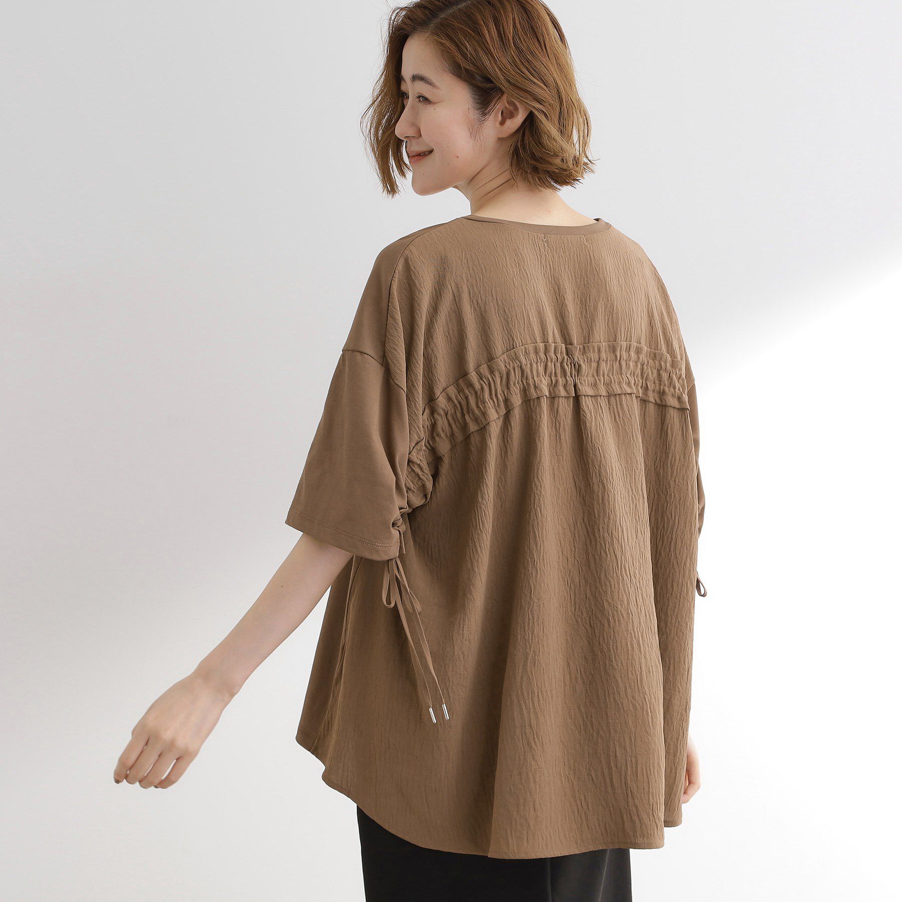 grove「後ろ姿で魅せる　バックドロストシャーリングTシャツ」|Tシャツ・カットソー|モカブラウン(042