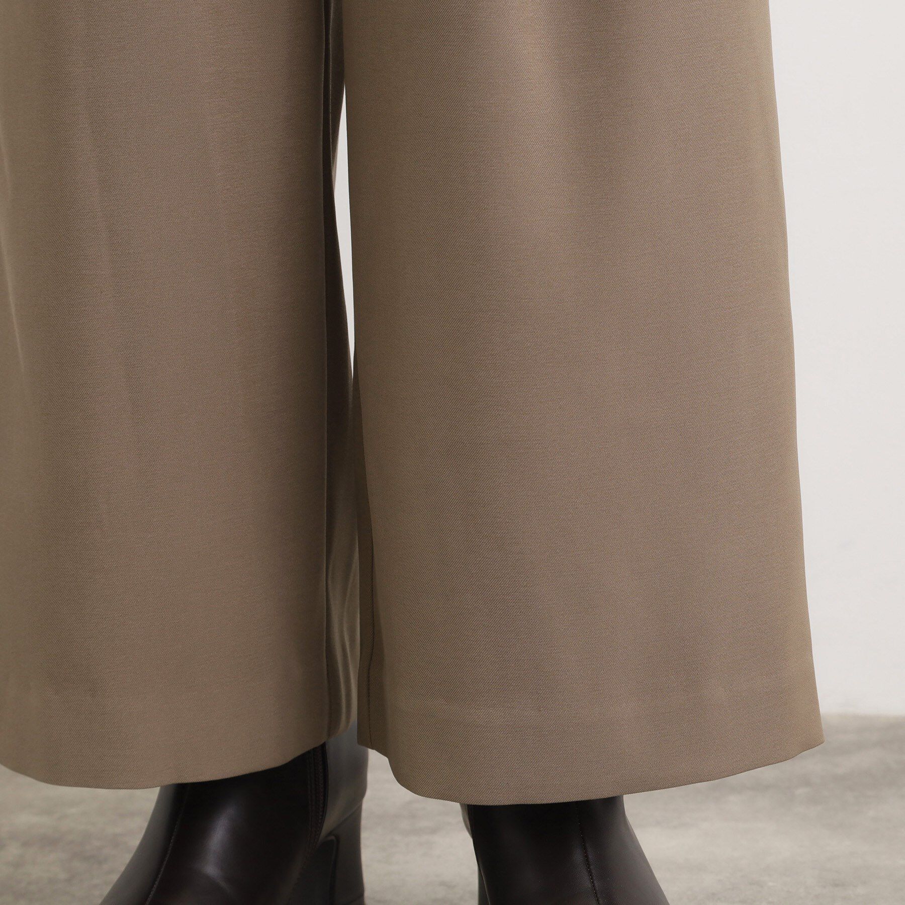 grove「きれい見えとリラックス感を両立。秋の大人カジュアルに効くイージーパンツ」|その他|