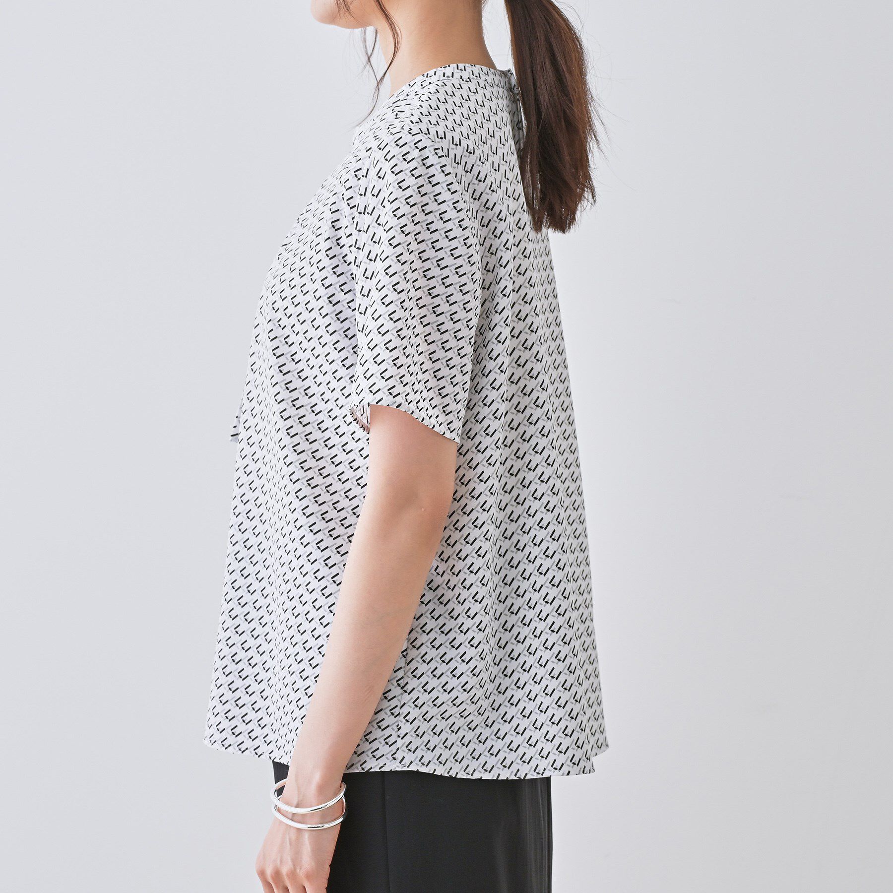 INDIVI「【洗える／UVケア】幾何学柄＆無地ボウタイブラウス」|シャツ・ブラウス|