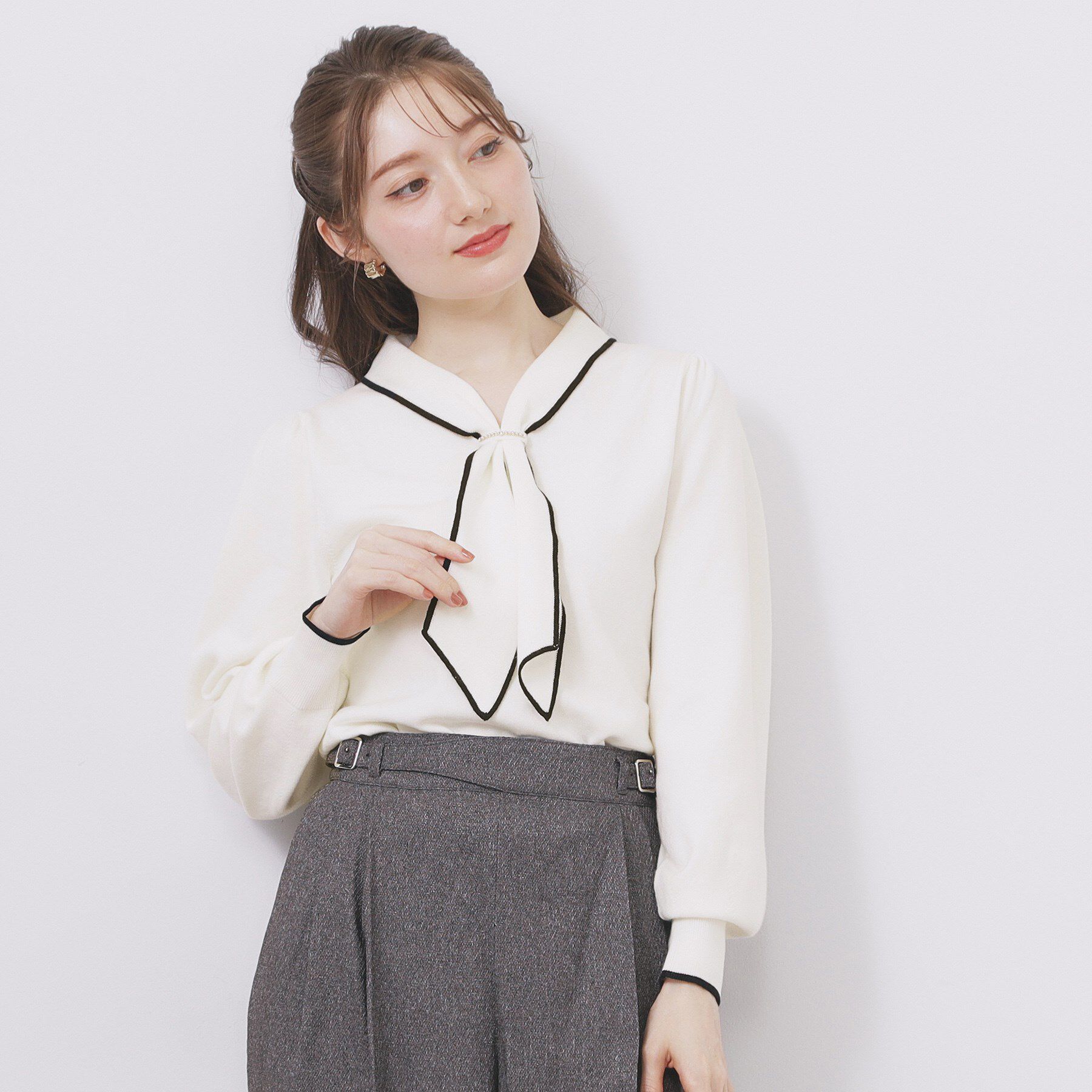 index「ゴールドパーツ付きボウタイニット【洗濯機OK】《10col/XS～LL》」|ニット・セーター|オフホワイト(503