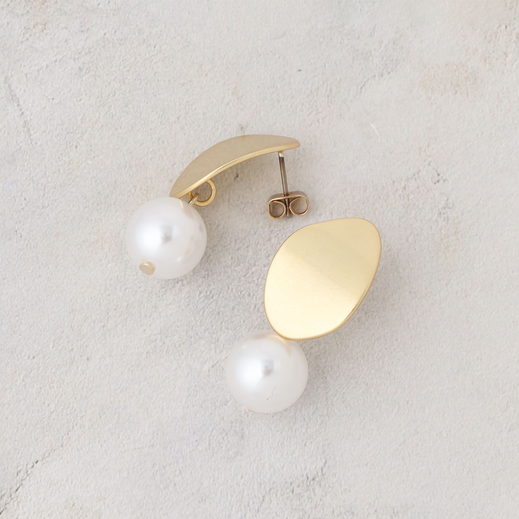 OPAQUE.CLIP「メタル&times;フェイクパール ボリュームピアス」|ピアス|ゴールド(007)