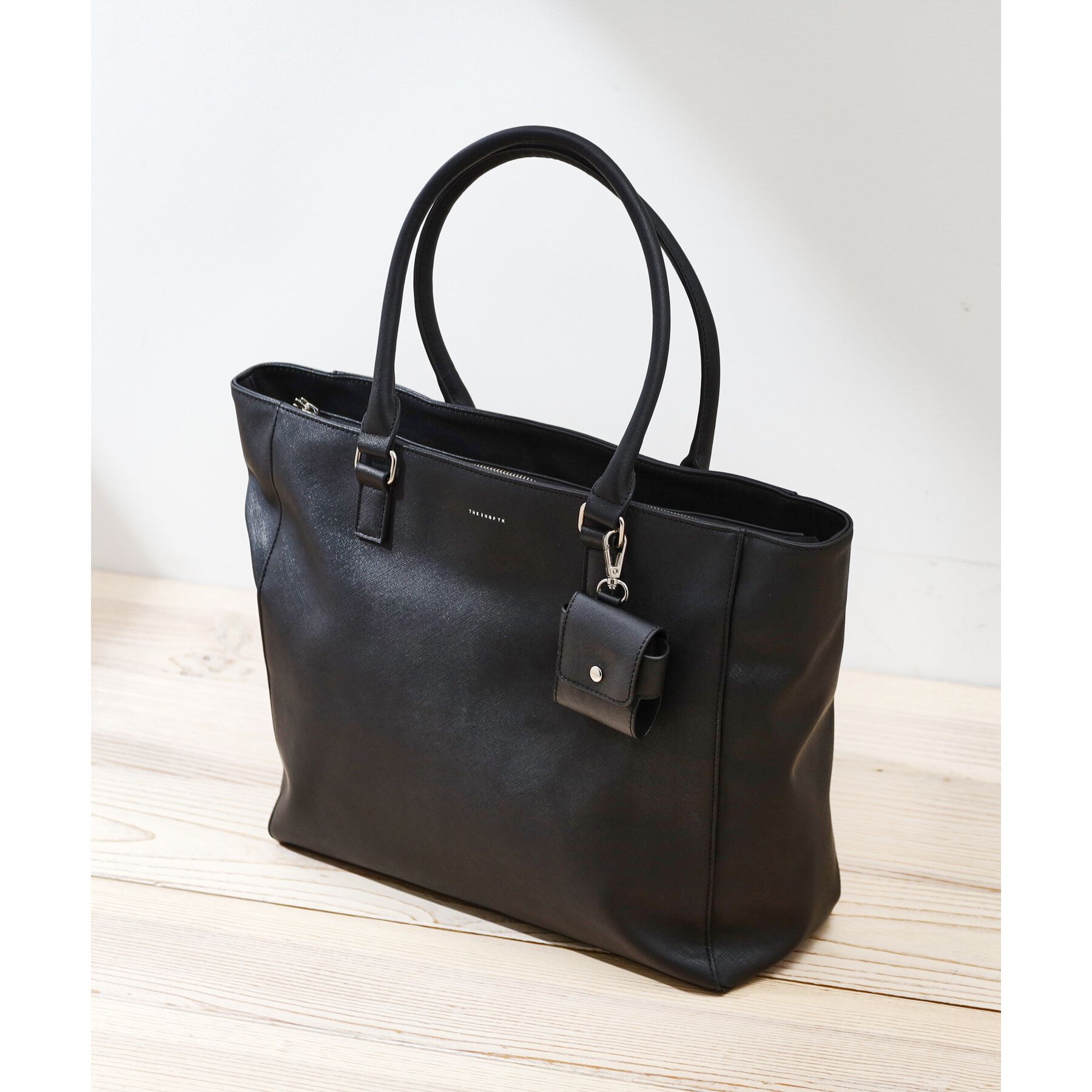 THE SHOP TK「【A4サイズ／ビジネスでも使える】合皮トートバッグ イヤホンケース付き」|トートバッグ|ブラック(019)