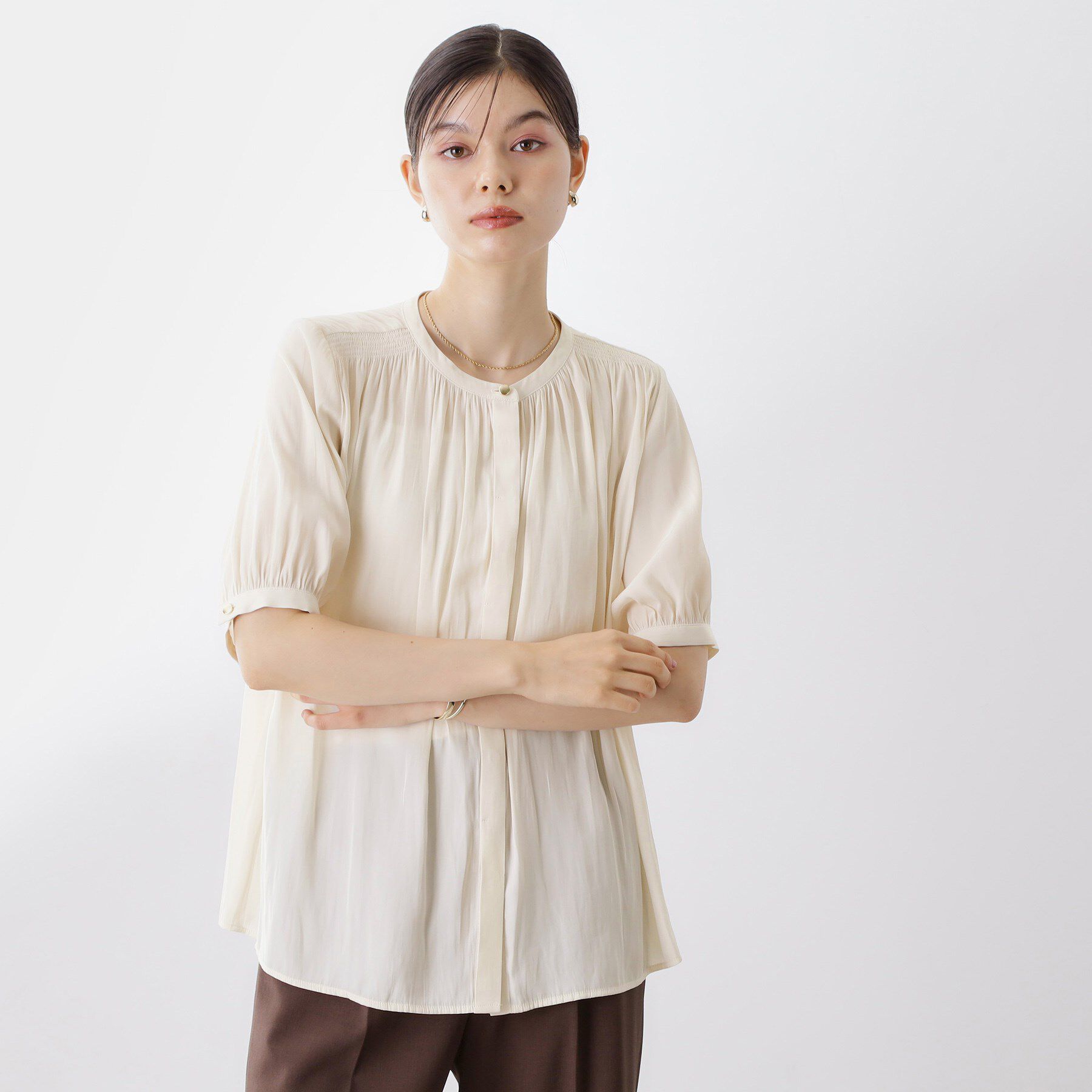 THE SHOP TK「【インしなくも決まる】サテンギャザー5分袖ブラウス」|シャツ・ブラウス|アイボリー(004)