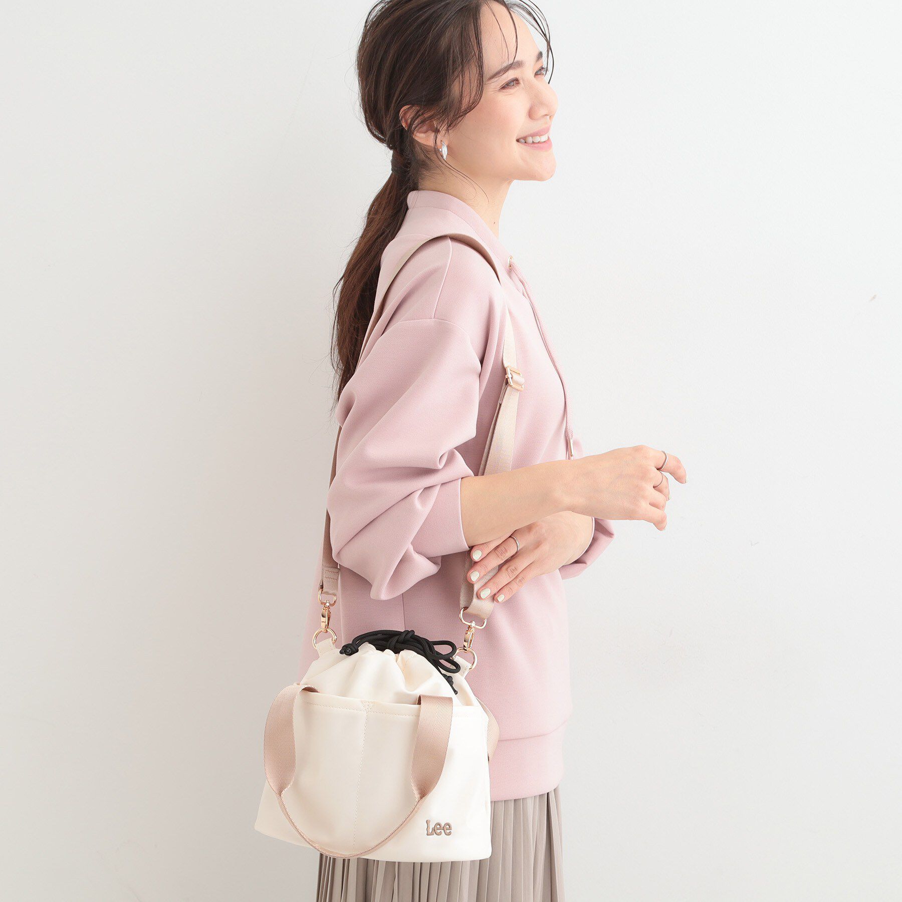 SHOO･LA･RUE「【Lee別注／撥水】巾着ショルダーバッグ」|ショルダー・メッセンジャー|アイボリー(804)