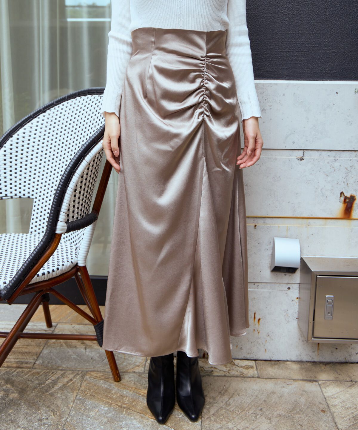 アンドクチュール「ワンサイドシャーリングサテンスカート」|フレア|