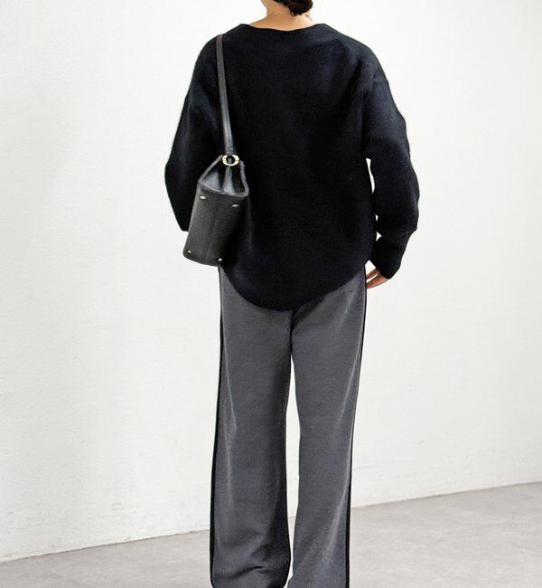  「【華やかな印象に】ヘアリーヤーン深Vネックニット」|ニット・セーター|