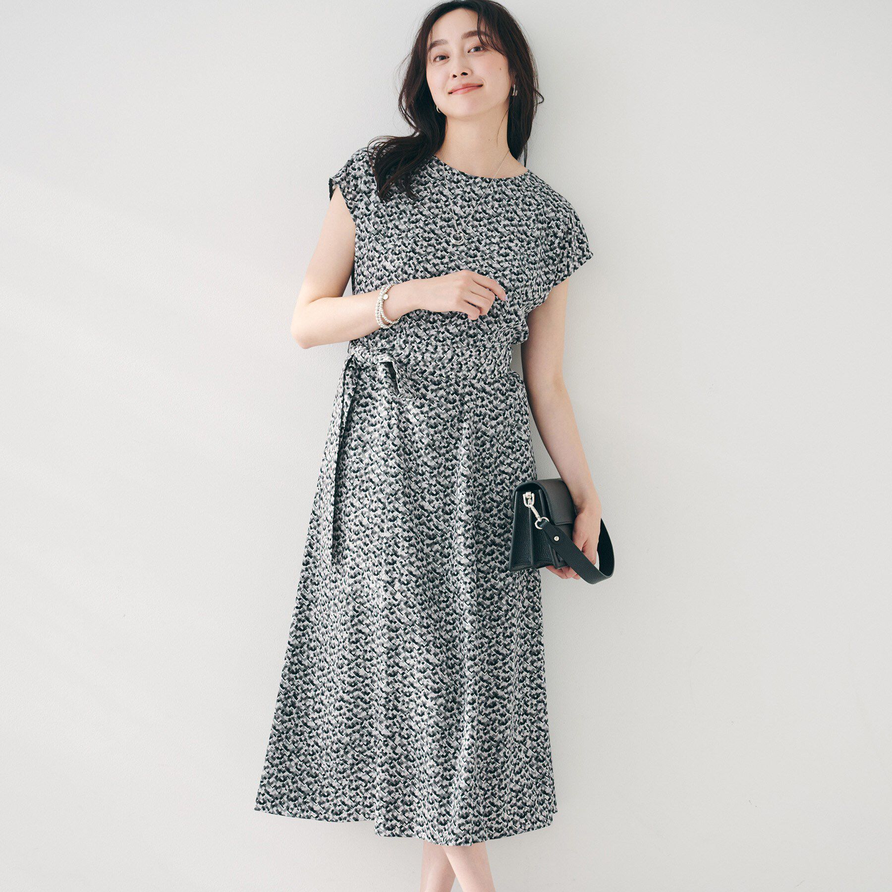 UNTITLED「【きれいめ/洗える/夏ワンピ】モザイク柄ワンピース」|ワンピース|ブラック(119)