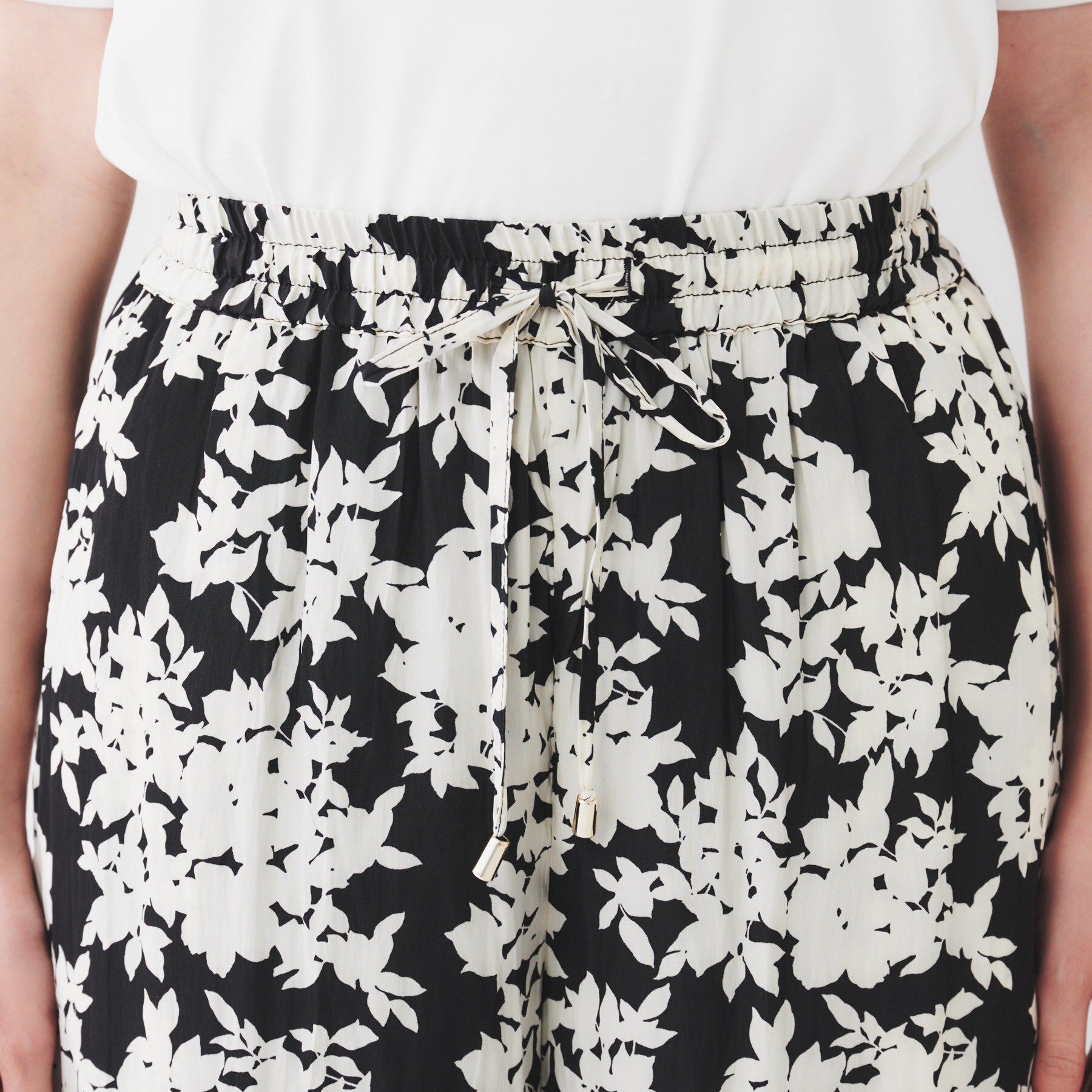 UNTITLED「【ウエストゴム/ワイド/柄】モノトーンフラワーパンツ」|その他|