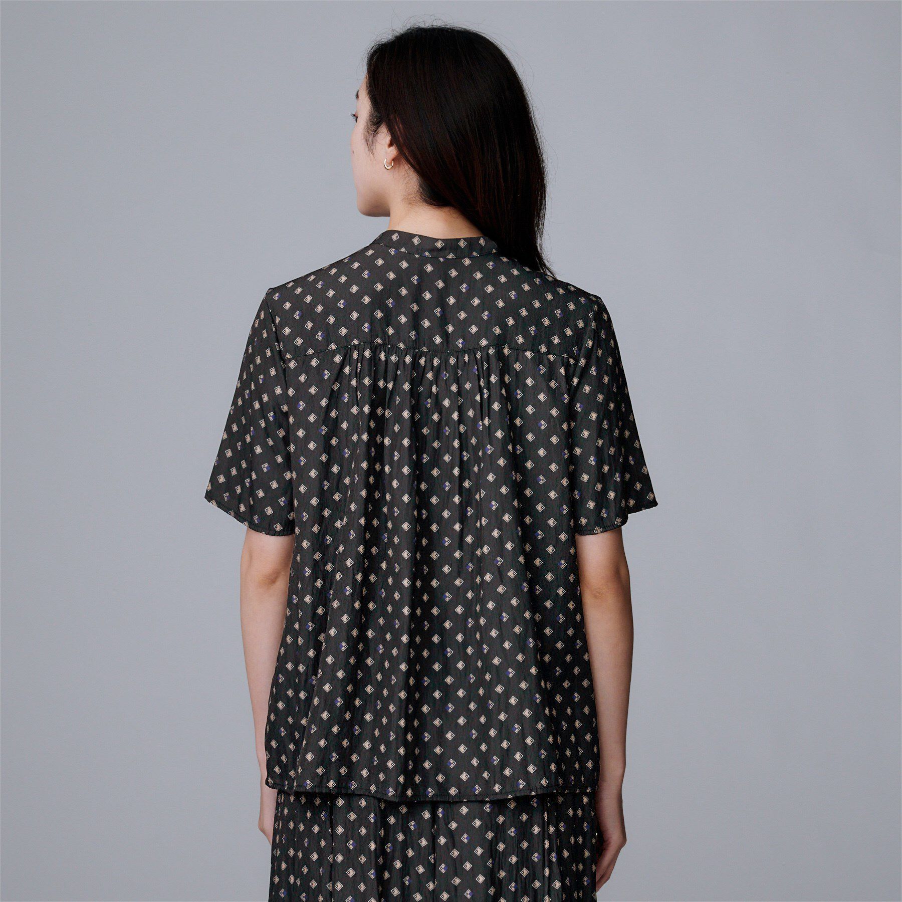 UNTITLED「【セットアップ可/リラクシー/通勤】スクエアジオメ柄ブラウス」|シャツ・ブラウス|