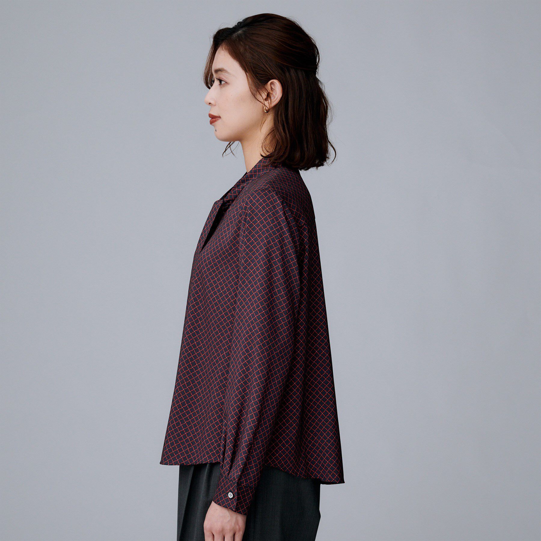 UNTITLED「【ボウタイ/通勤スーツ/オフィス】スクエアプリントブラウス」|シャツ・ブラウス|