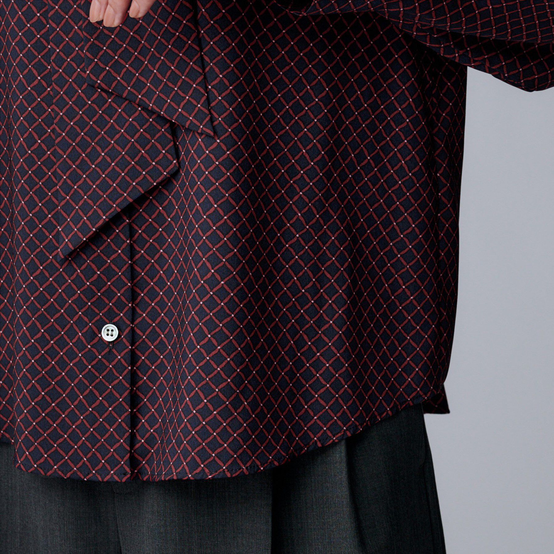 UNTITLED「【ボウタイ/通勤スーツ/オフィス】スクエアプリントブラウス」|シャツ・ブラウス|