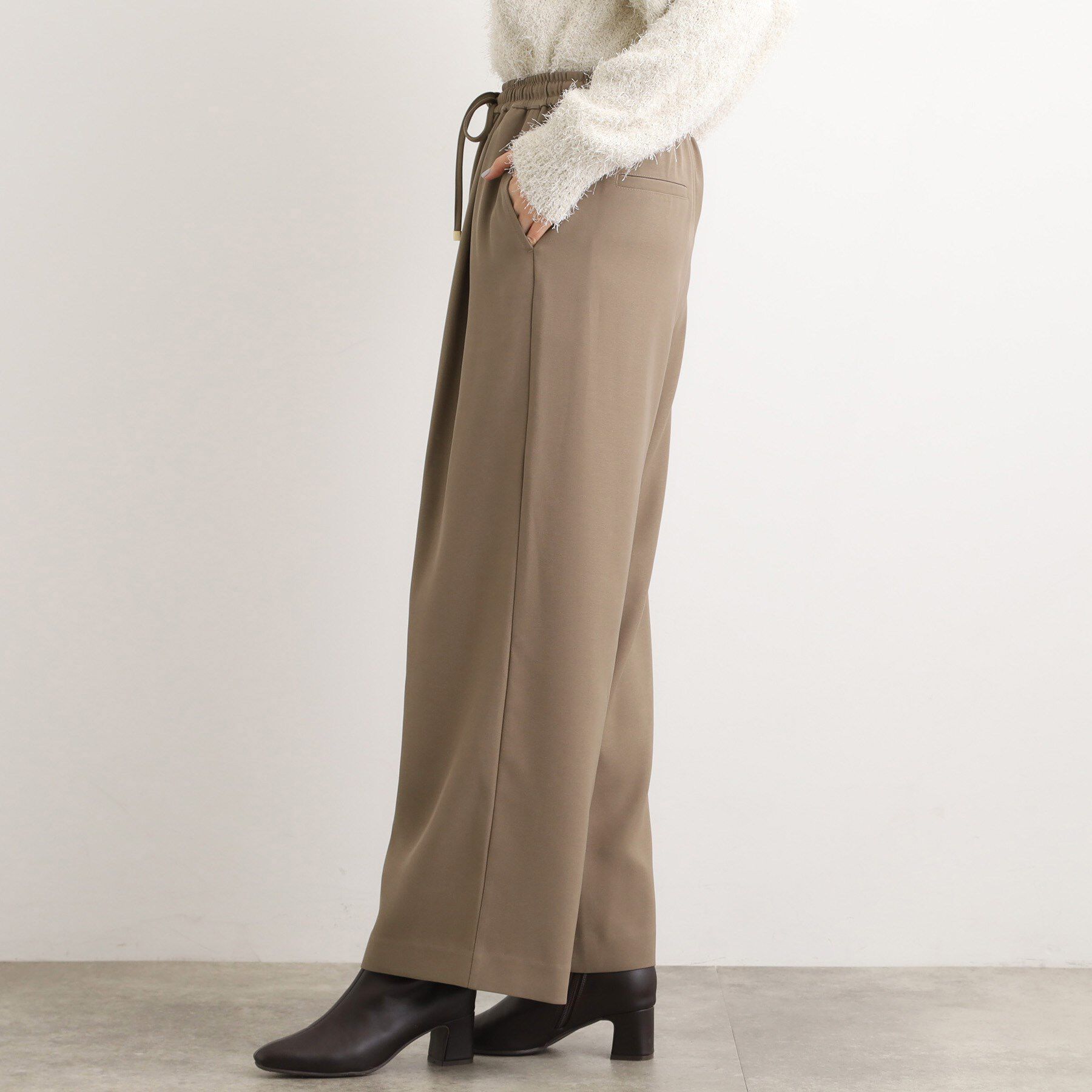 grove「きれい見えとリラックス感を両立。秋の大人カジュアルに効くイージーパンツ」|その他|