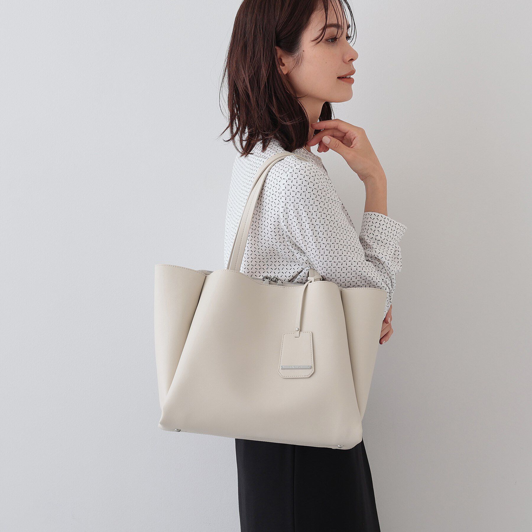 INDIVI「【合皮／A4収納可能】タックデザイン通勤バッグ」|トートバッグ|
