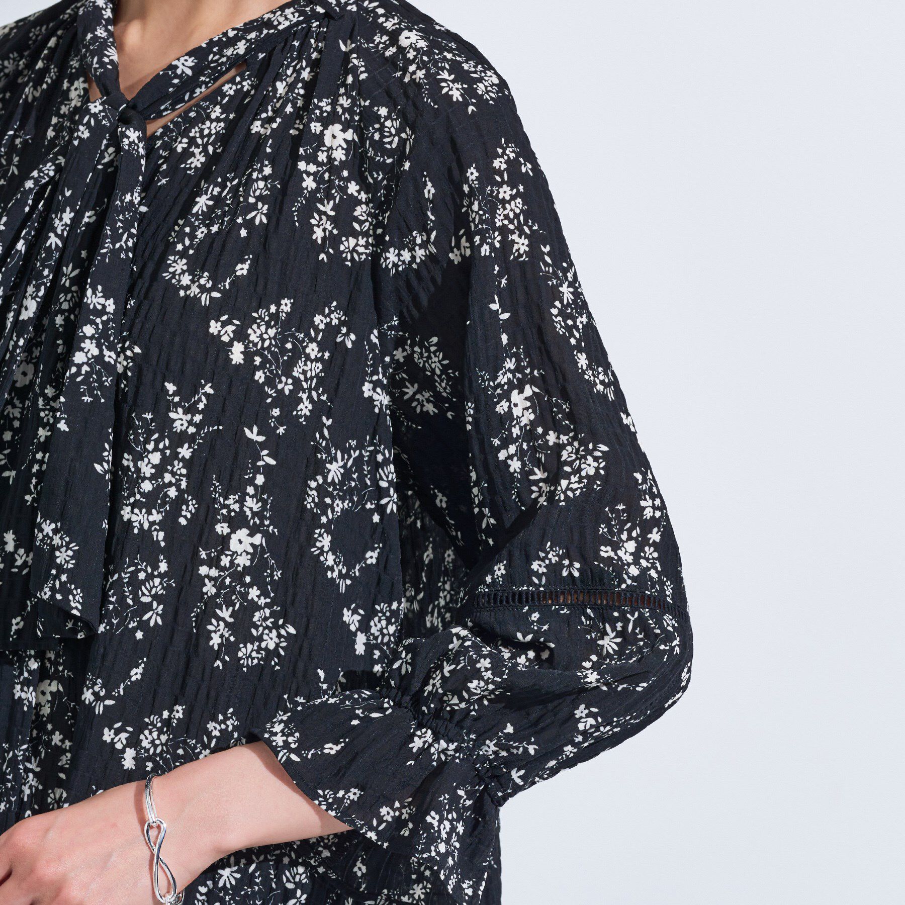 INDIVI「【モノトーン小花柄／シャーリング素材】ボリューム袖エアリーブラウス」|シャツ・ブラウス|