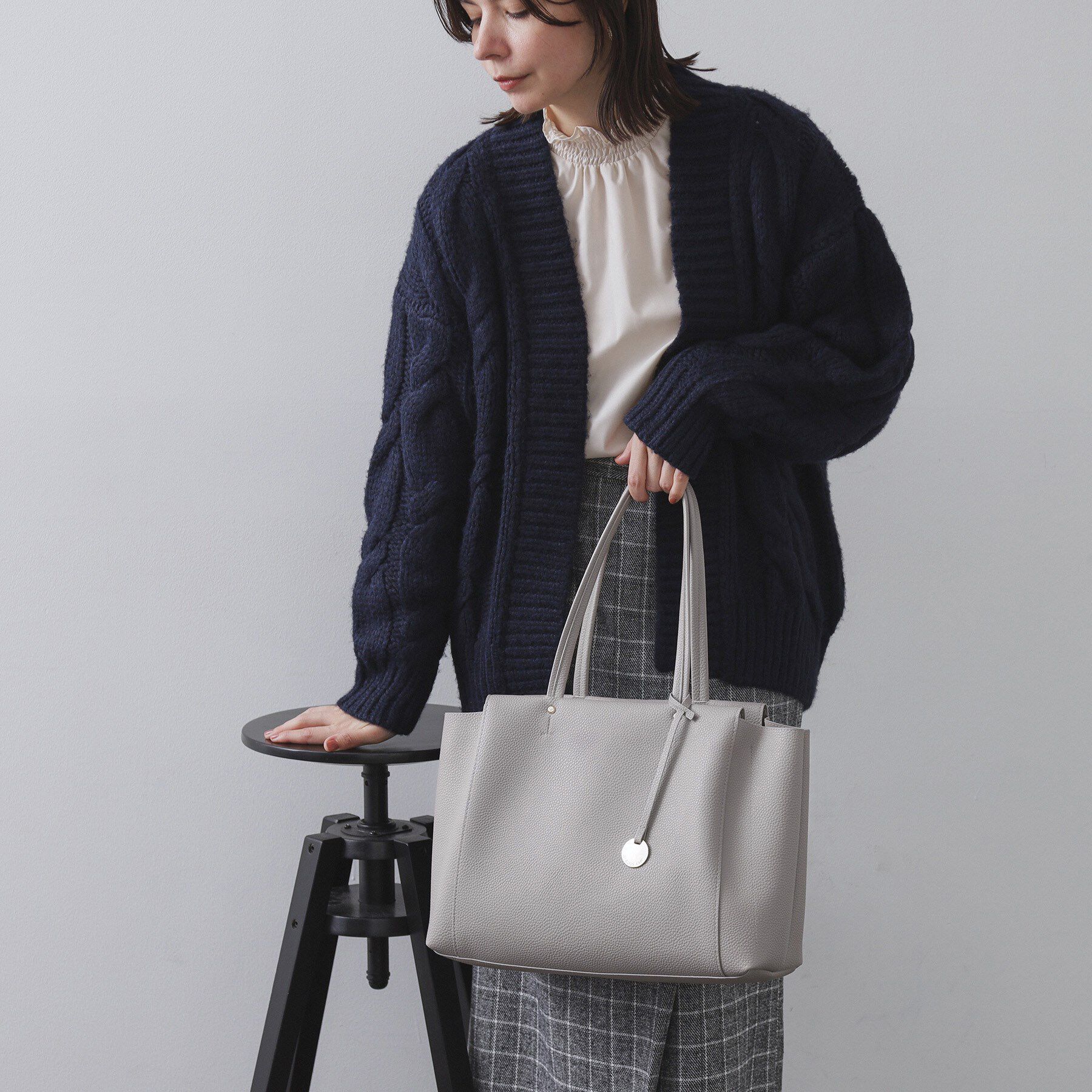 OPAQUE.CLIP「【人間工学／A4サイズ対応】シュリンクトートバッグ」|トートバッグ|グレー(012)