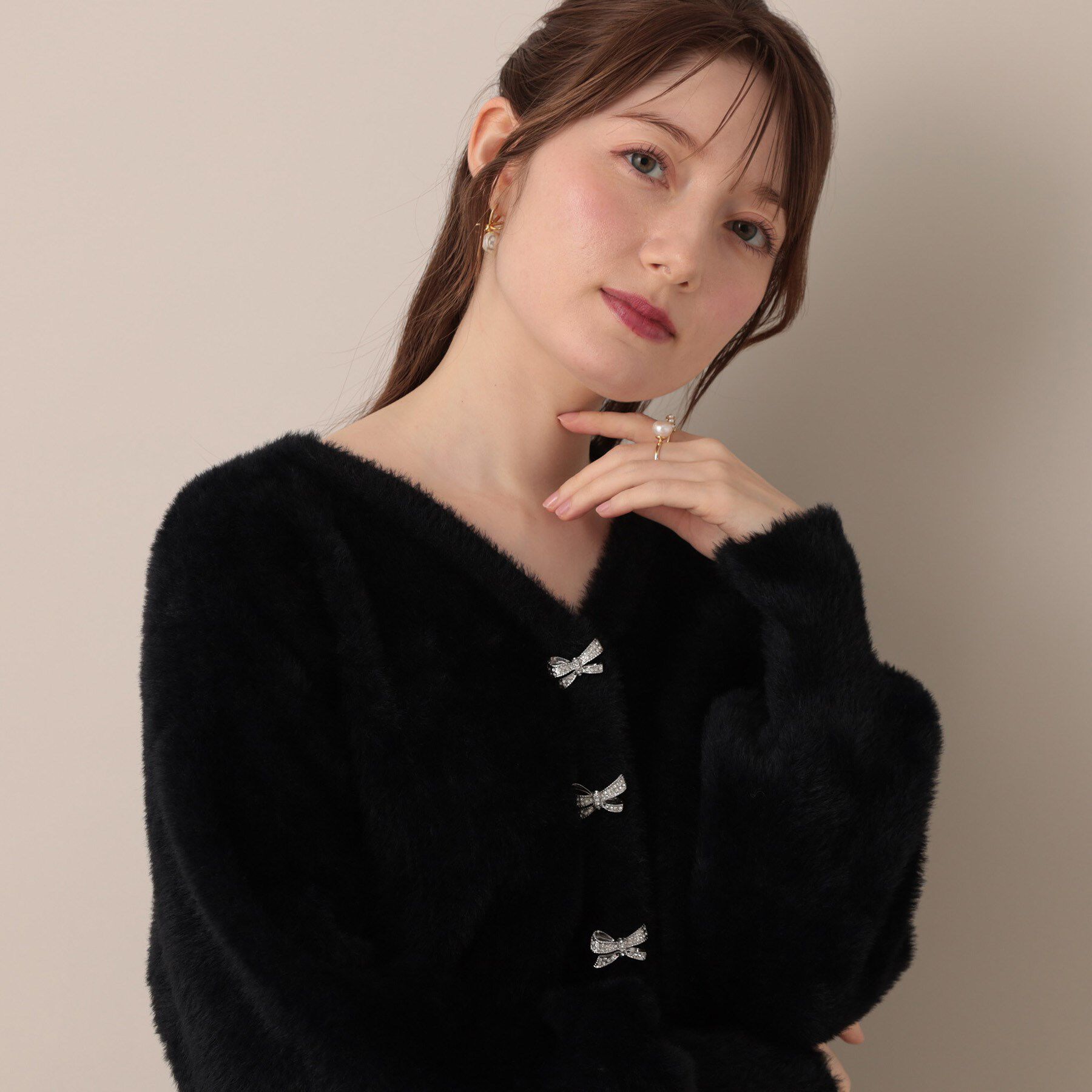 Couture broach「【高見え・大人可愛い】ビジューリボン釦 前後2WAYフェザーカーディガントップス」|カーディガン|