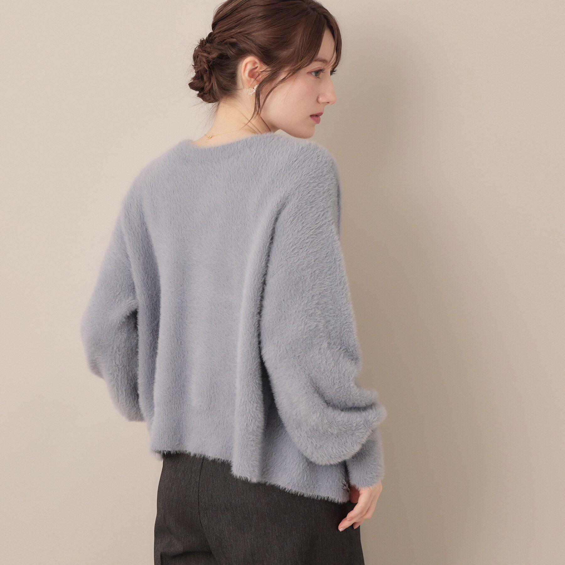 Couture broach「【高見え・大人可愛い】ビジューリボン釦 前後2WAYフェザーカーディガントップス」|カーディガン|