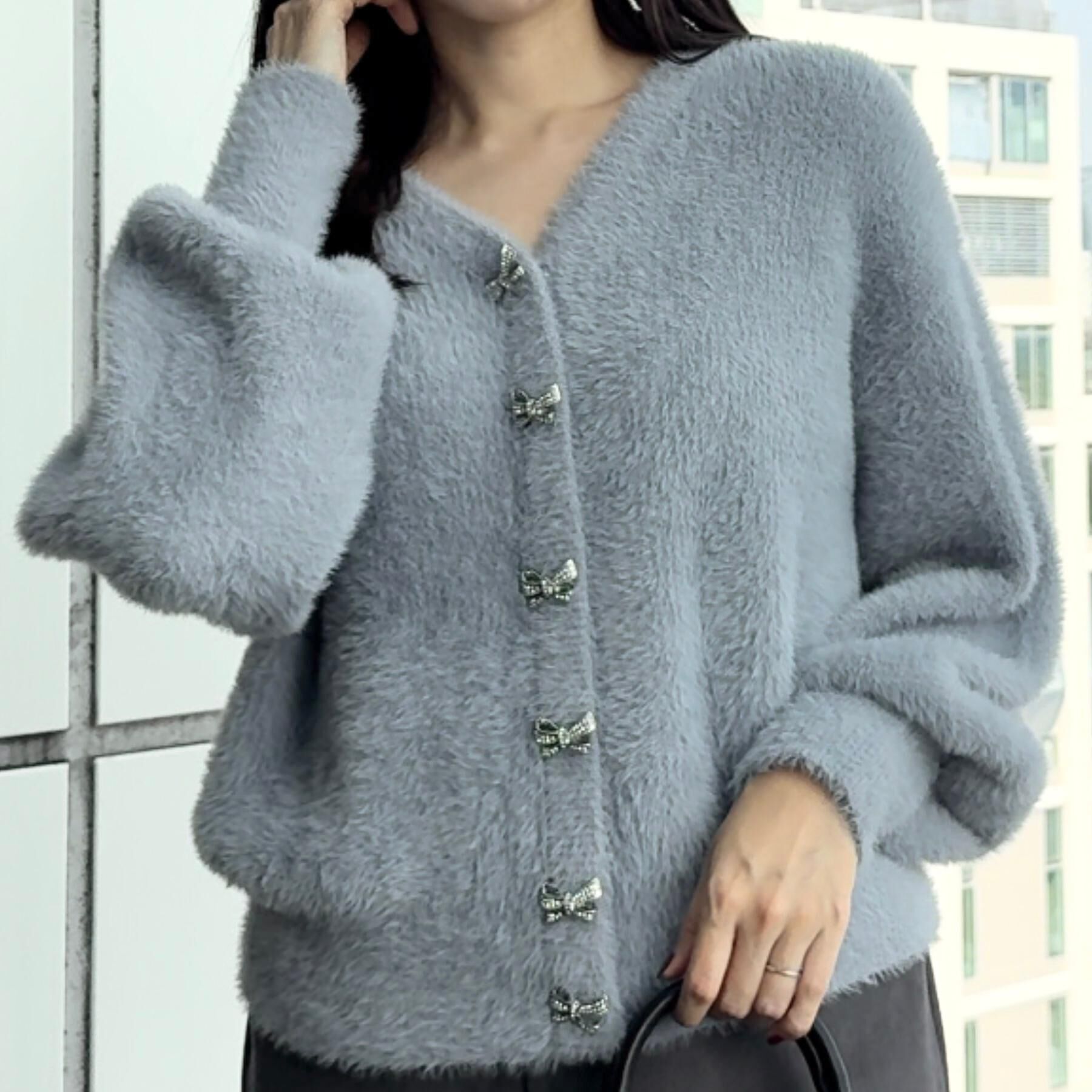 Couture broach「【高見え・大人可愛い】ビジューリボン釦 前後2WAYフェザーカーディガントップス」|カーディガン|