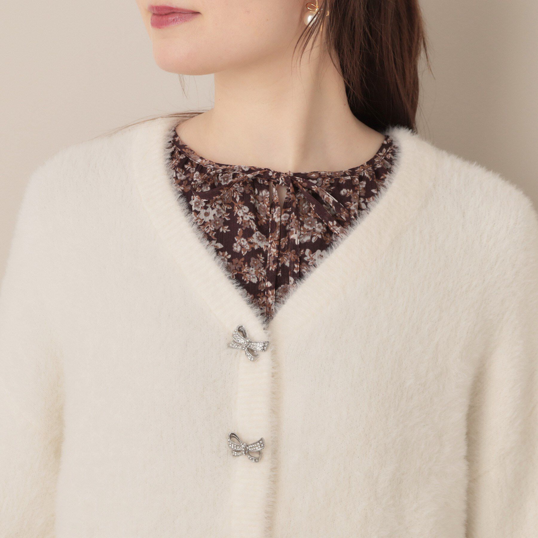 Couture broach「【高見え・大人可愛い】ビジューリボン釦 前後2WAYフェザーカーディガントップス」|カーディガン|