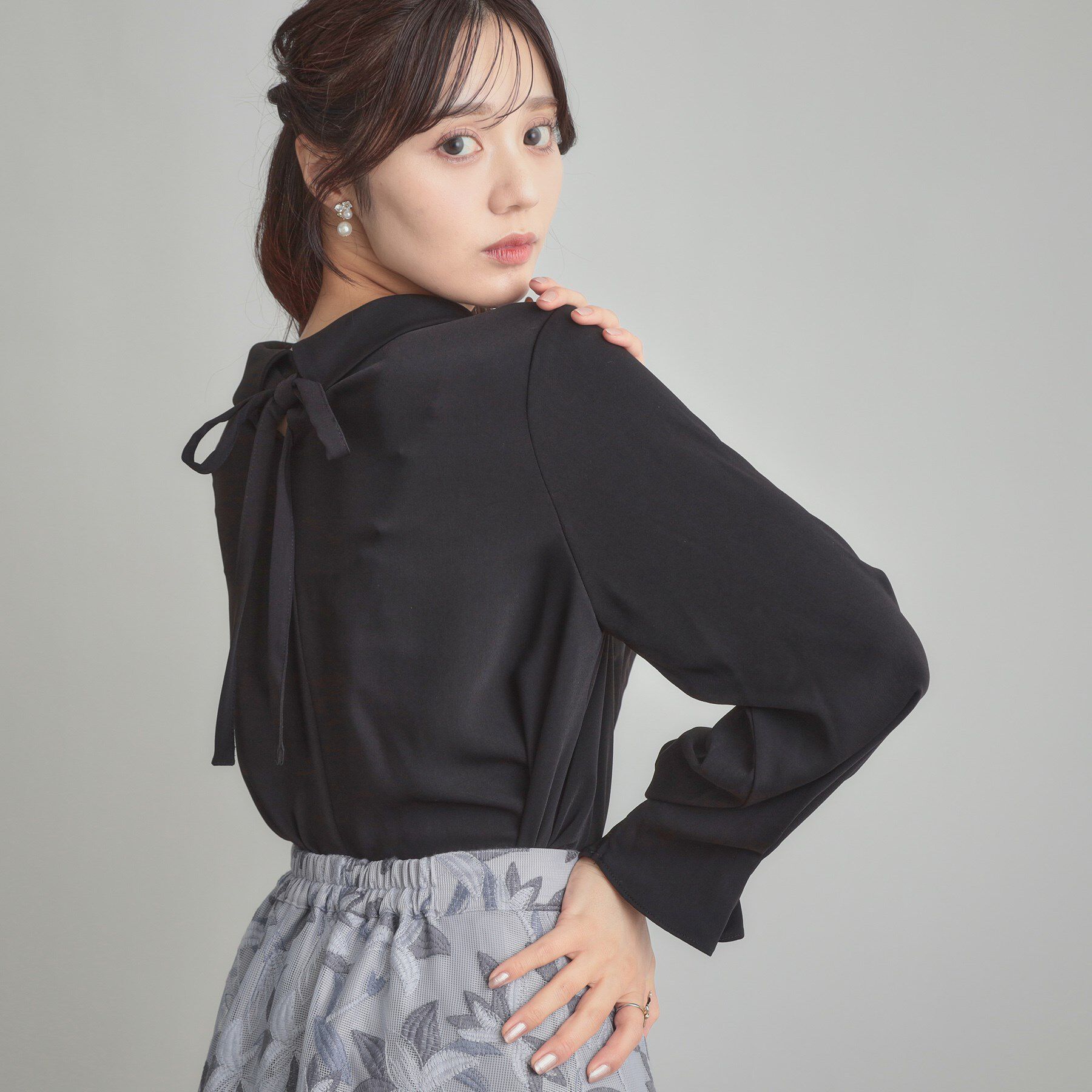 Couture broach「【大人可愛い・通勤】ロールカラーバックリボンブラウス」|シャツ・ブラウス|