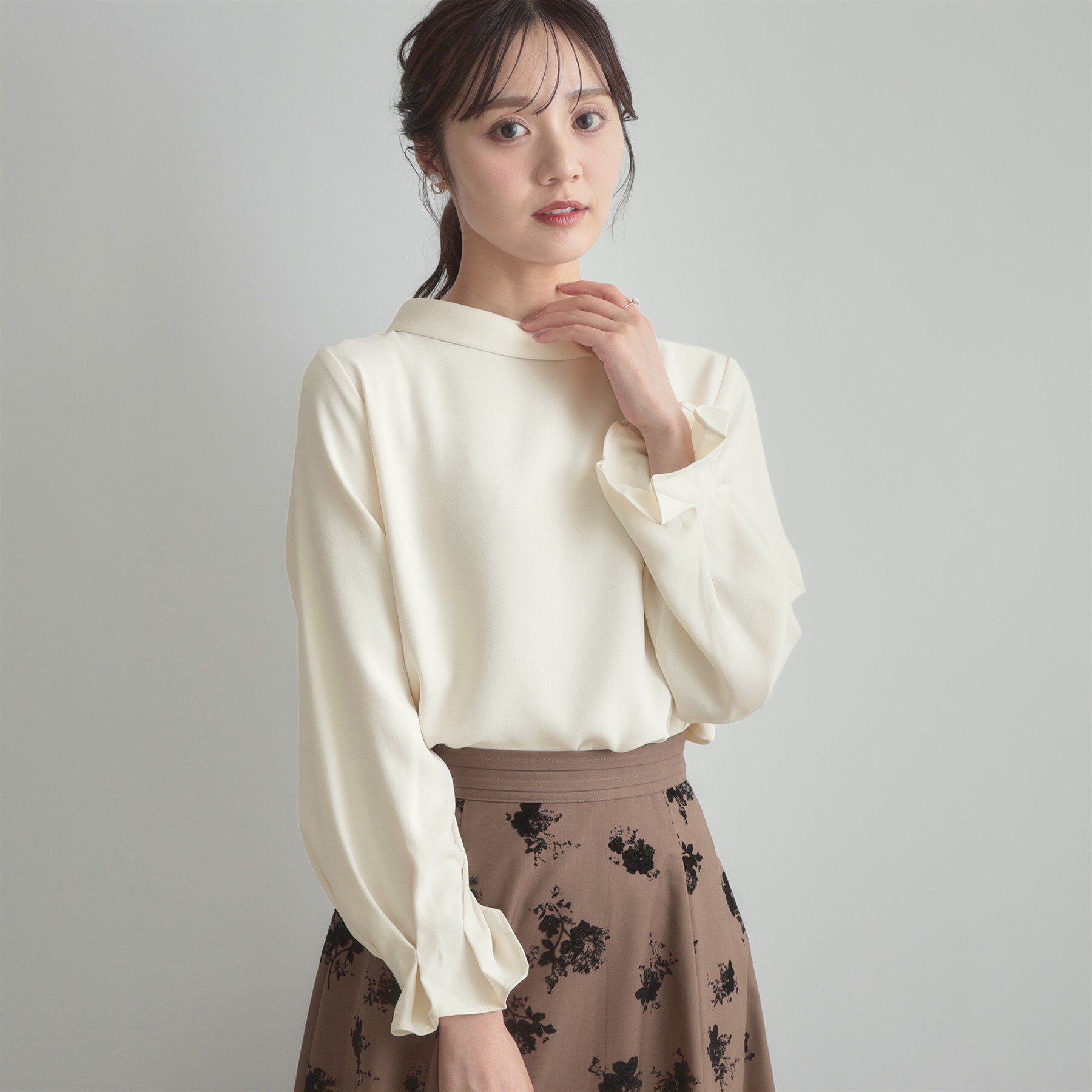 Couture broach「【大人可愛い・通勤】ロールカラーバックリボンブラウス」|シャツ・ブラウス|