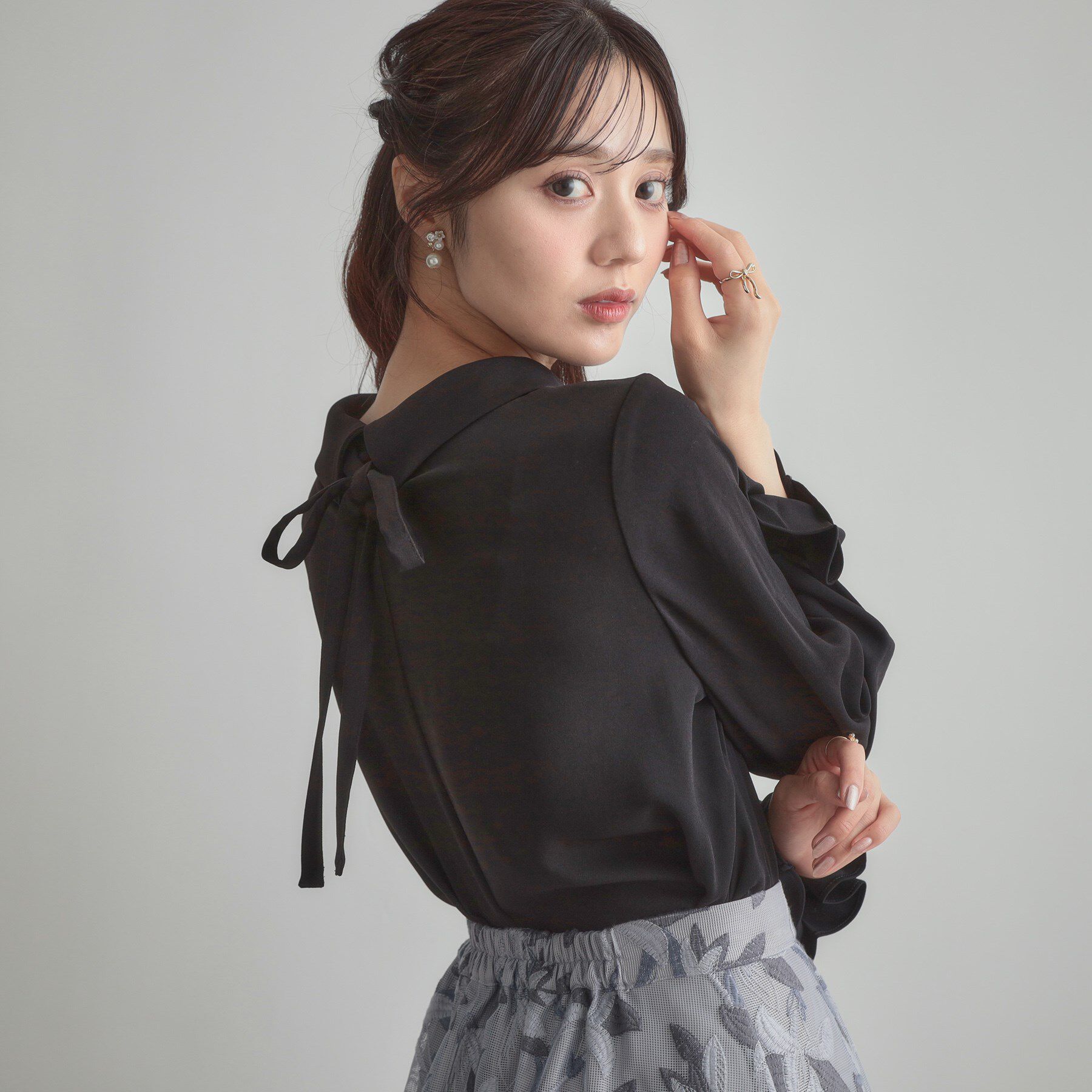 Couture broach「【大人可愛い・通勤】ロールカラーバックリボンブラウス」|シャツ・ブラウス|ブラック(019)