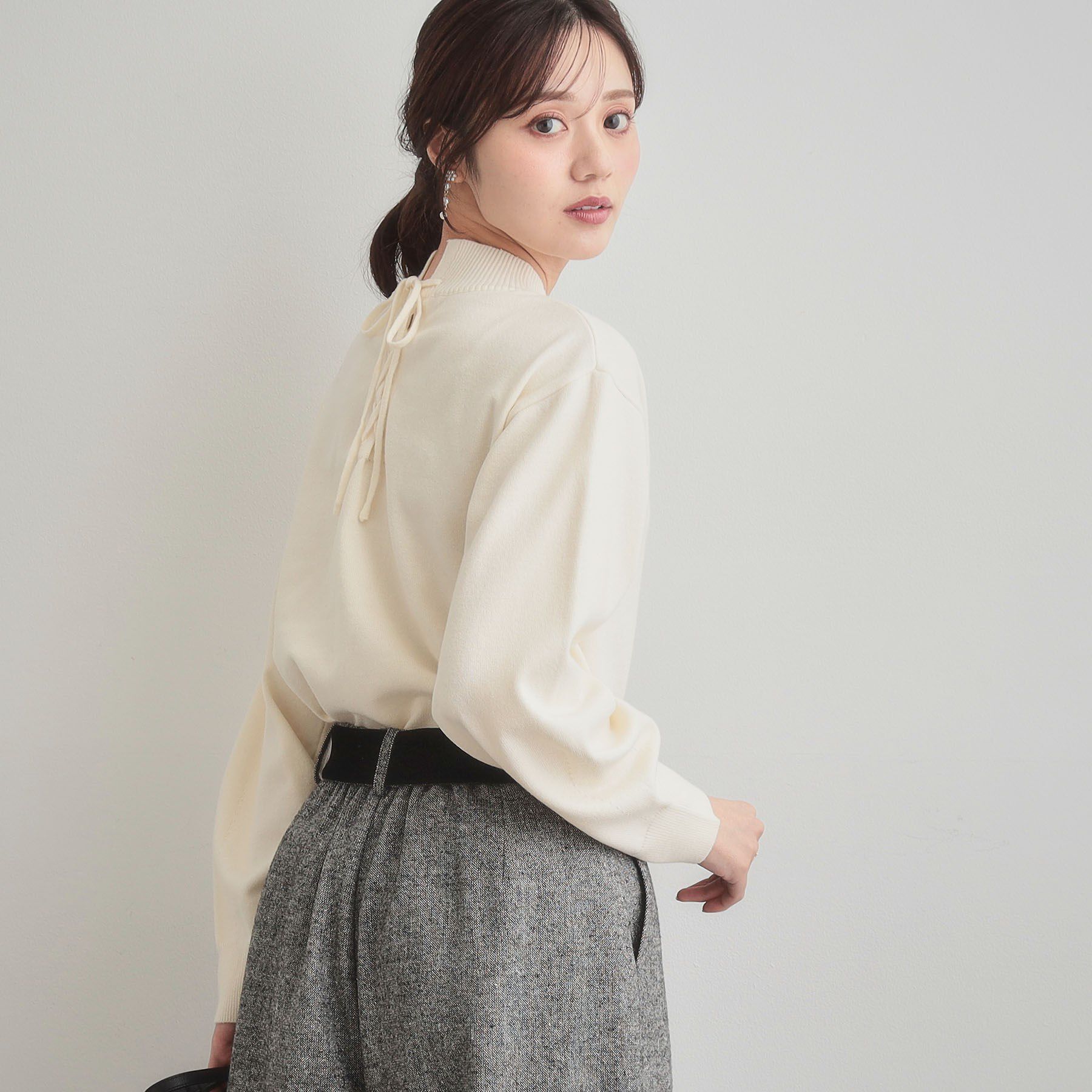 Couture broach「【後ろ姿も着映える・通勤】バックレースアップ微起毛ニット」|ニット・セーター|