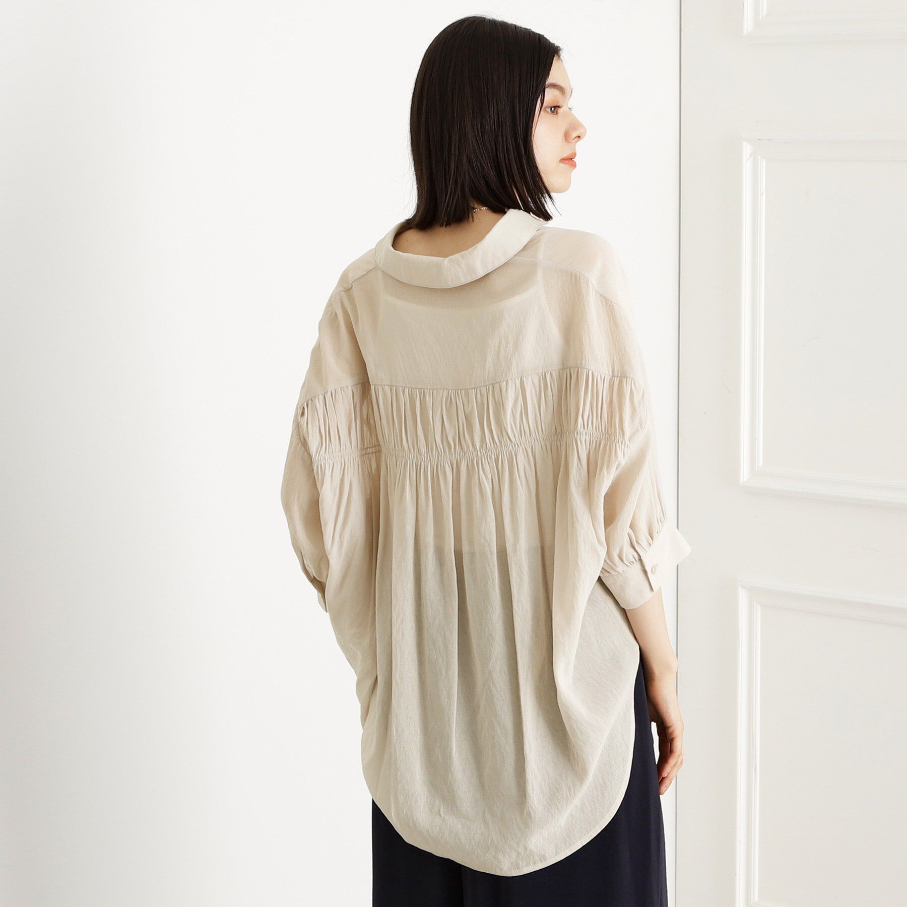THE SHOP TK「後ろギャザーシアーシャツ【体型カバー／洗える】」|シャツ・ブラウス|